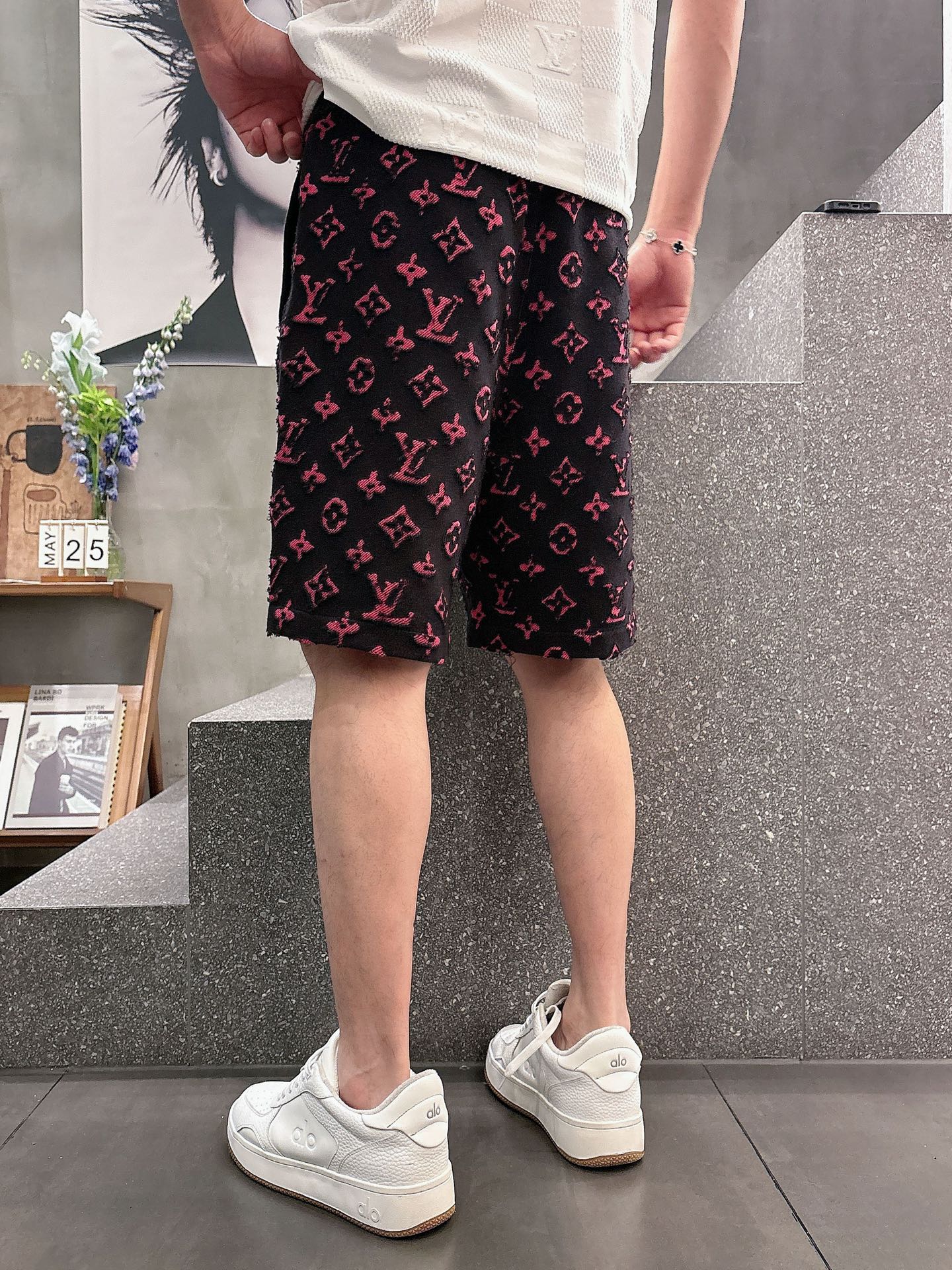 LV  三标齐全    2026夏季新款男士休闲短裤，高级定制面料透气面料 透气弹力舒适度极高，细节无可