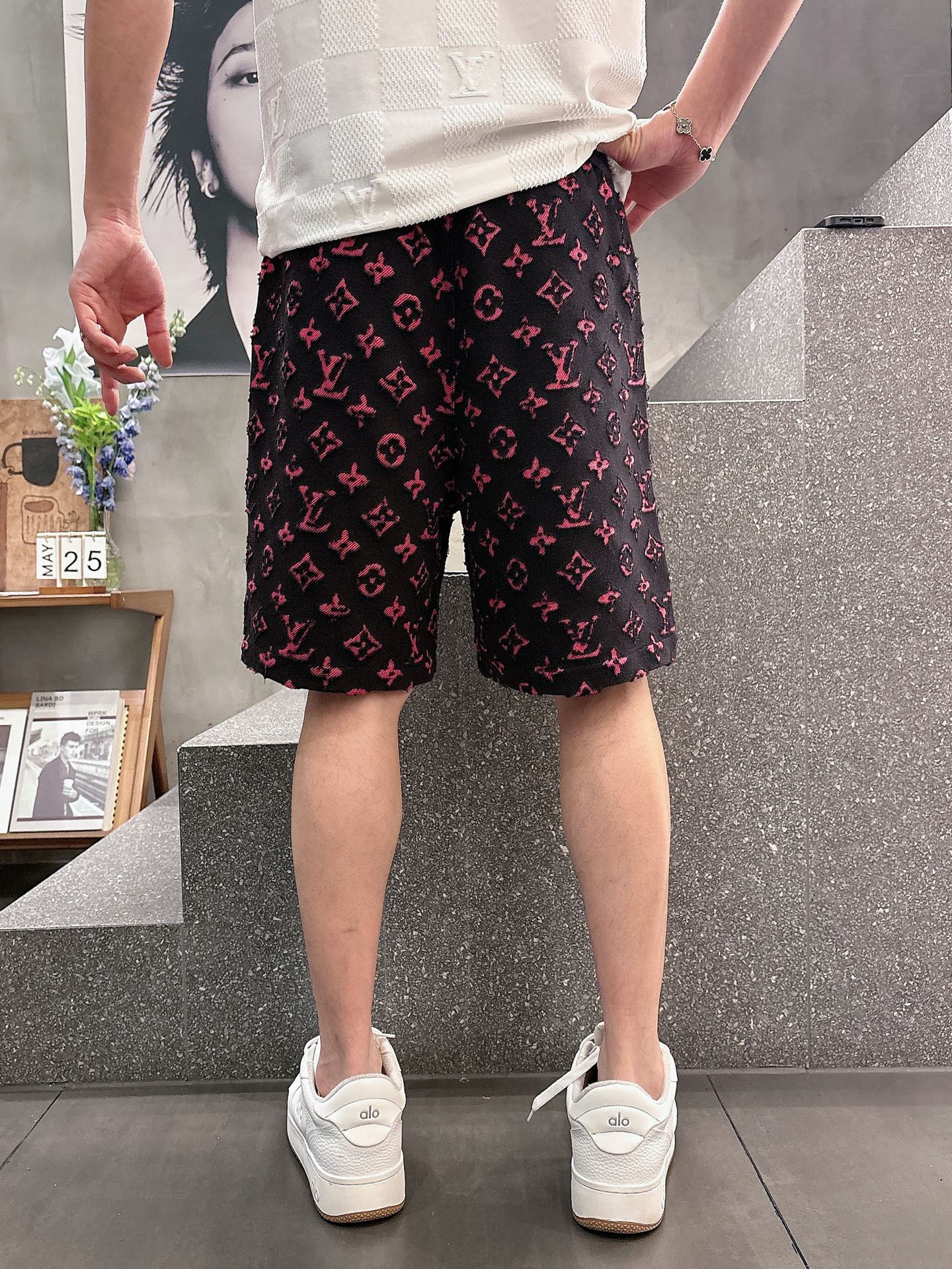 LV  三标齐全    2026夏季新款男士休闲短裤，高级定制面料透气面料 透气弹力舒适度极高，细节无可