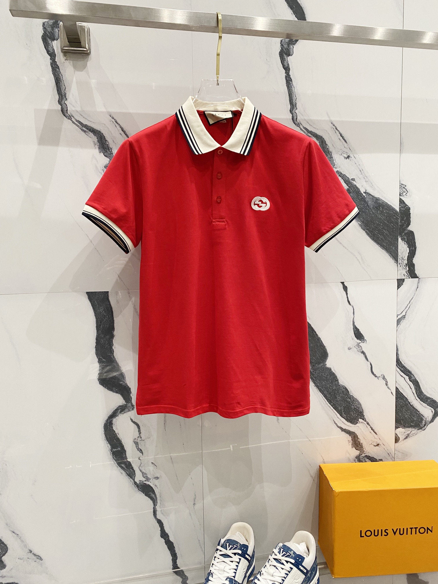 GUCCI 古驰 翻领POLO衫 条纹撞色领口GG字母LOGO小标刺绣🪡 官方同步 商务首选 时尚个性 百搭潮流 纯原品质 原版面料 吊牌 领标 水洗麦 三标齐全 颜色: 宝蓝色.杏色.红色. 尺码：M-3XL