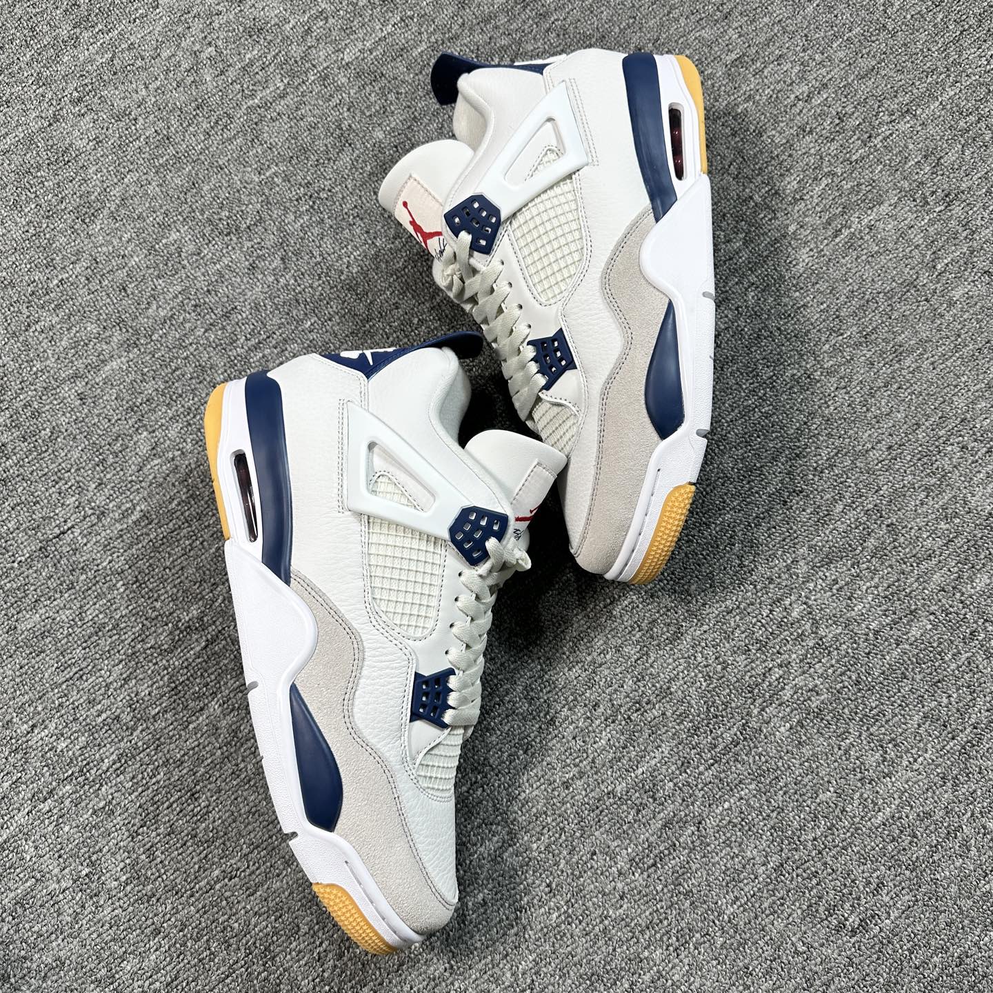 ♨️东莞裁片版本 2026年开年重磅福利特价！aj4SB白蓝 36-47.5齐 售前 售后三包到底，品质