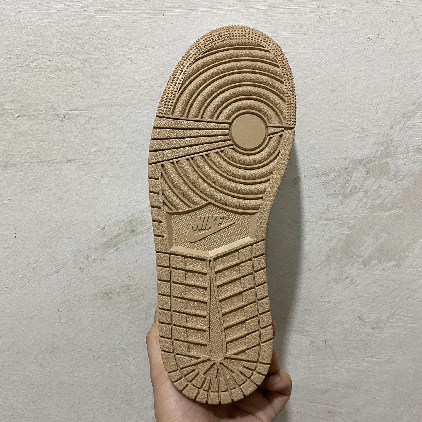  AJ1Mid 低帮 米灰！
市售最强底帮！天花板品质！
市面唯一正确版本 全鞋正品原材料 
尺码36-