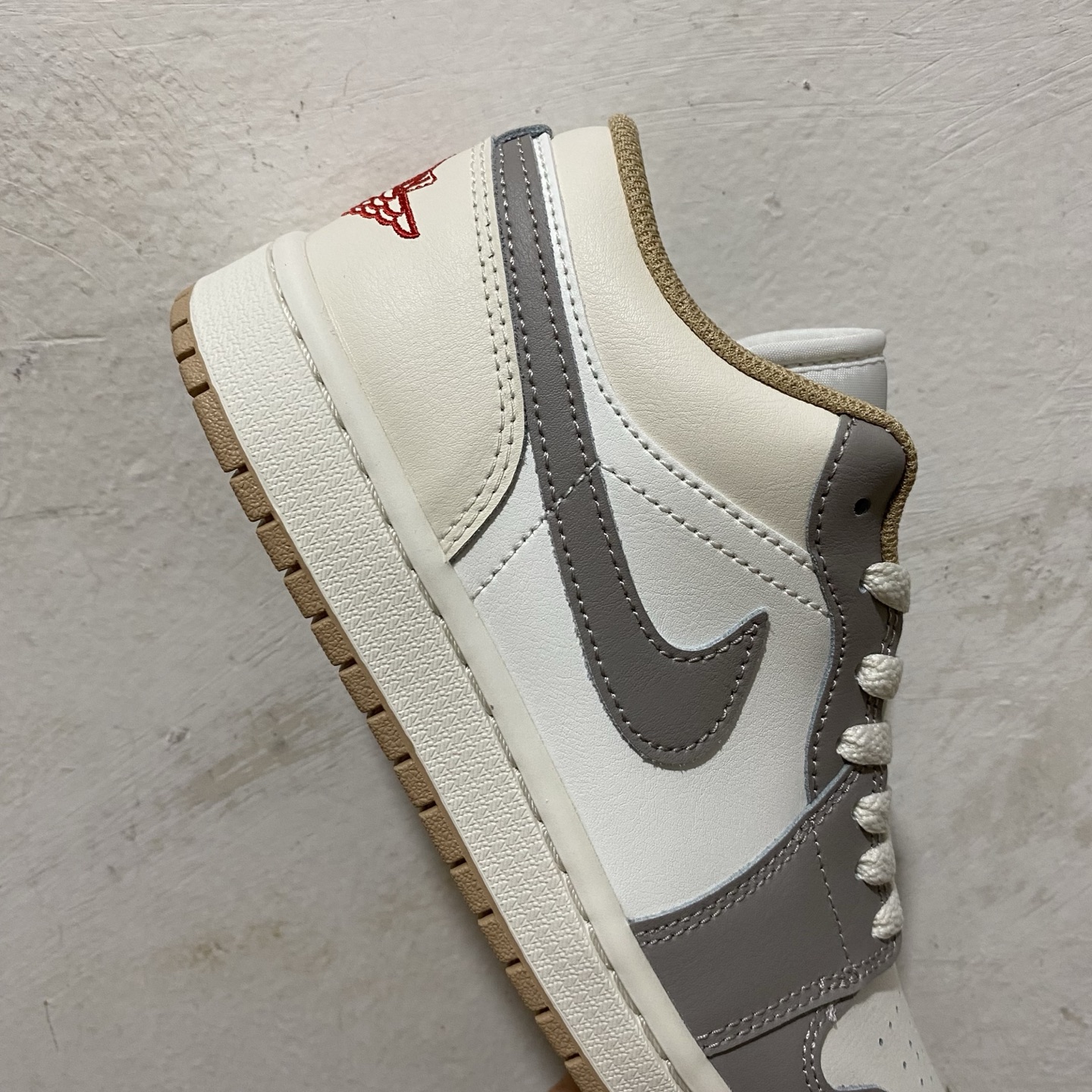  AJ1Mid 低帮 米灰！
市售最强底帮！天花板品质！
市面唯一正确版本 全鞋正品原材料 
尺码36-
