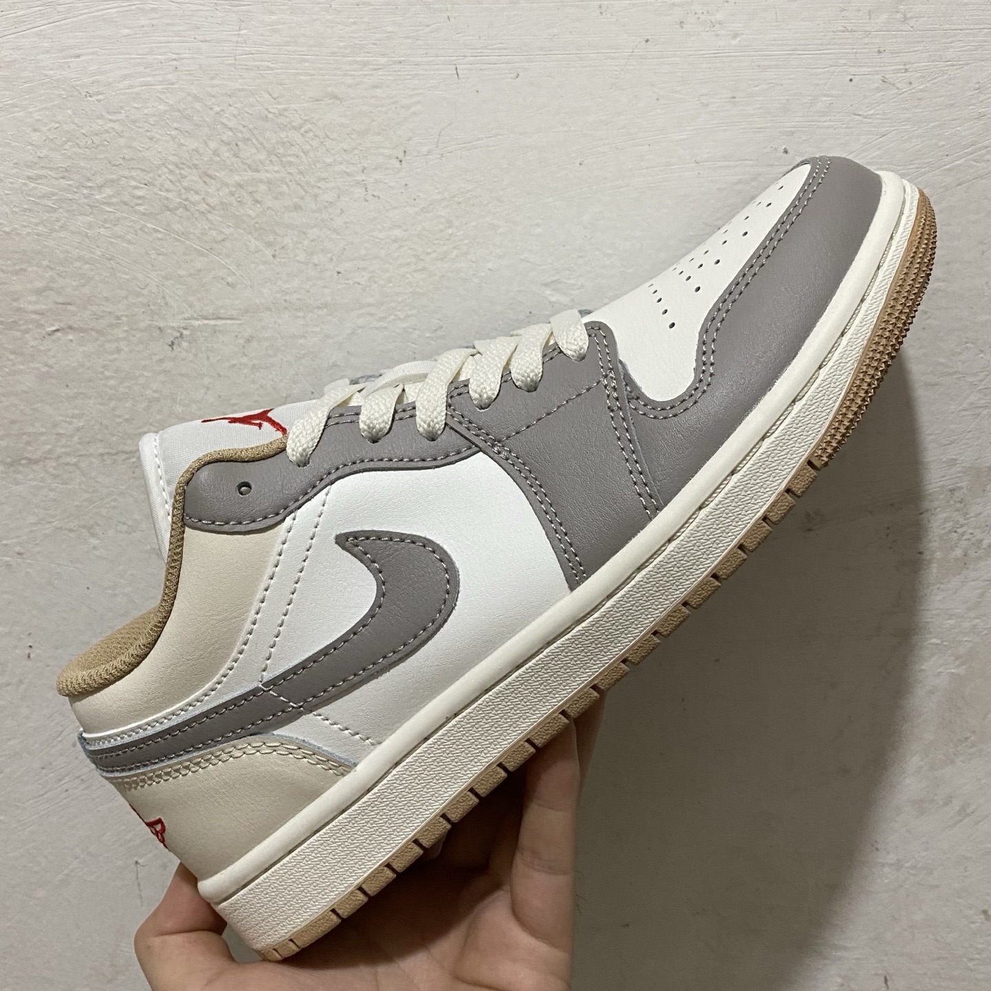 AJ1Mid 低帮 米灰！
市售最强底帮！天花板品质！
市面唯一正确版本 全鞋正品原材料 
尺码36-