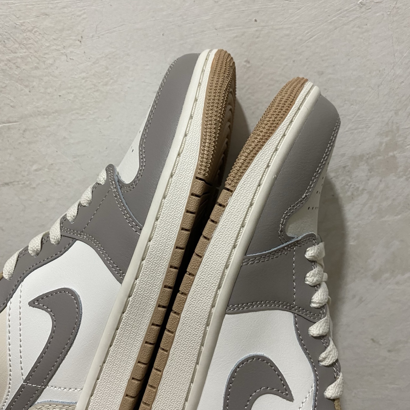 AJ1Mid 低帮 米灰！
市售最强底帮！天花板品质！
市面唯一正确版本 全鞋正品原材料 
尺码36-