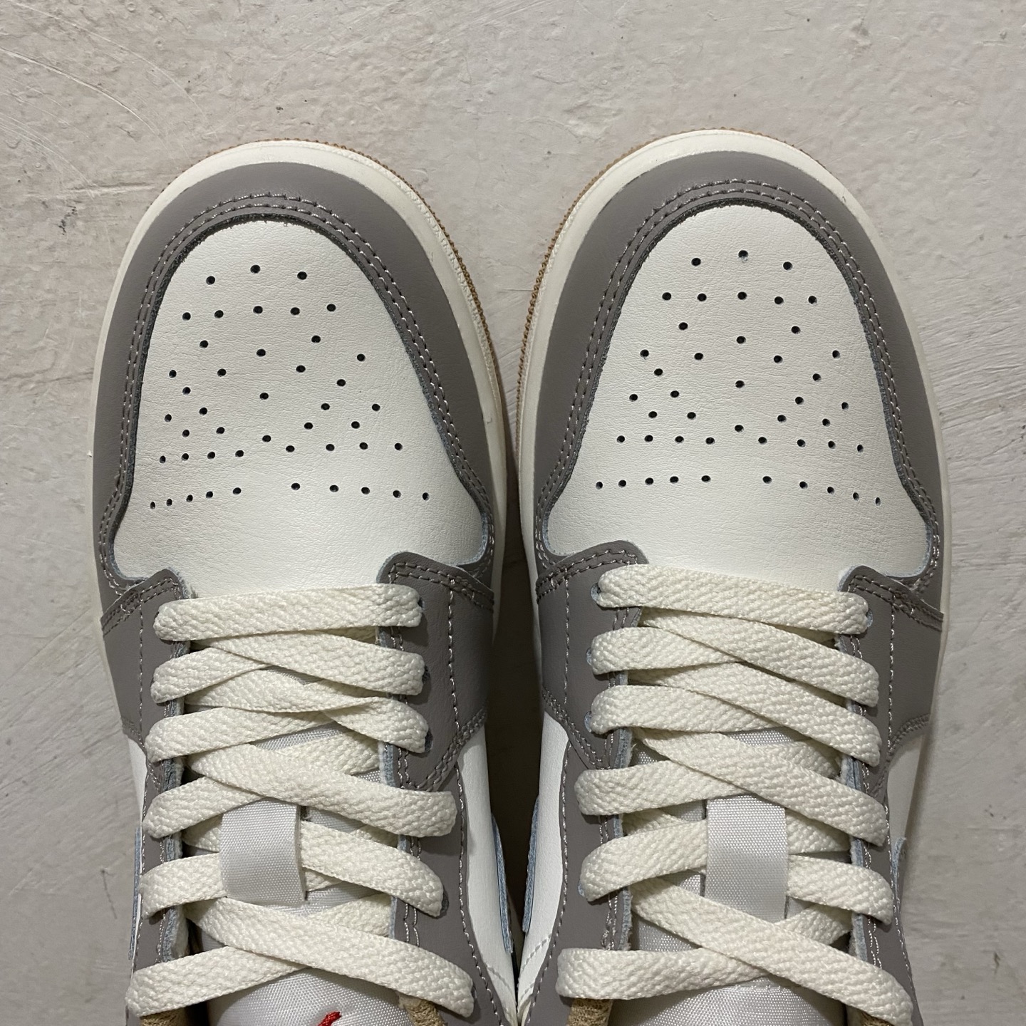  AJ1Mid 低帮 米灰！
市售最强底帮！天花板品质！
市面唯一正确版本 全鞋正品原材料 
尺码36-