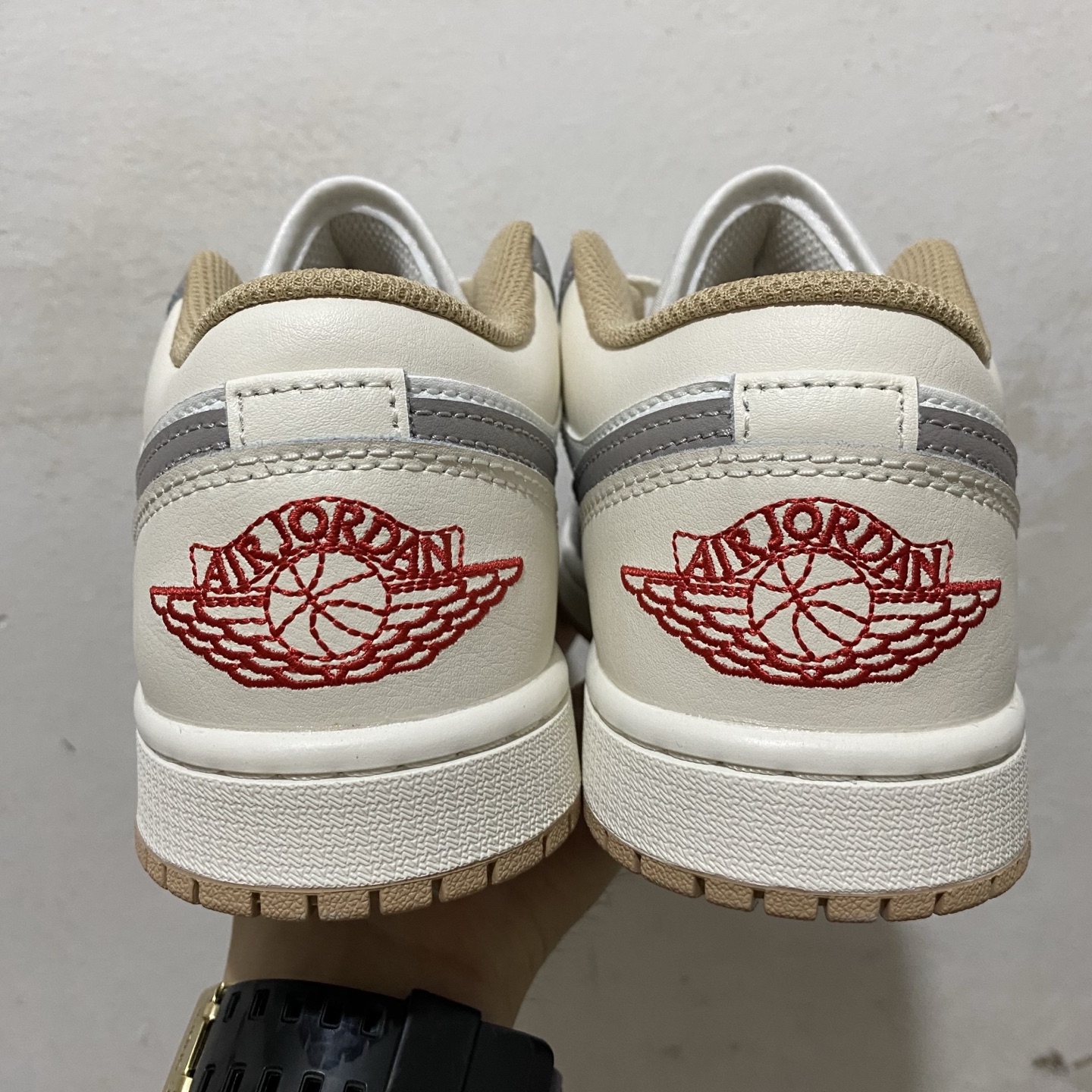  AJ1Mid 低帮 米灰！
市售最强底帮！天花板品质！
市面唯一正确版本 全鞋正品原材料 
尺码36-
