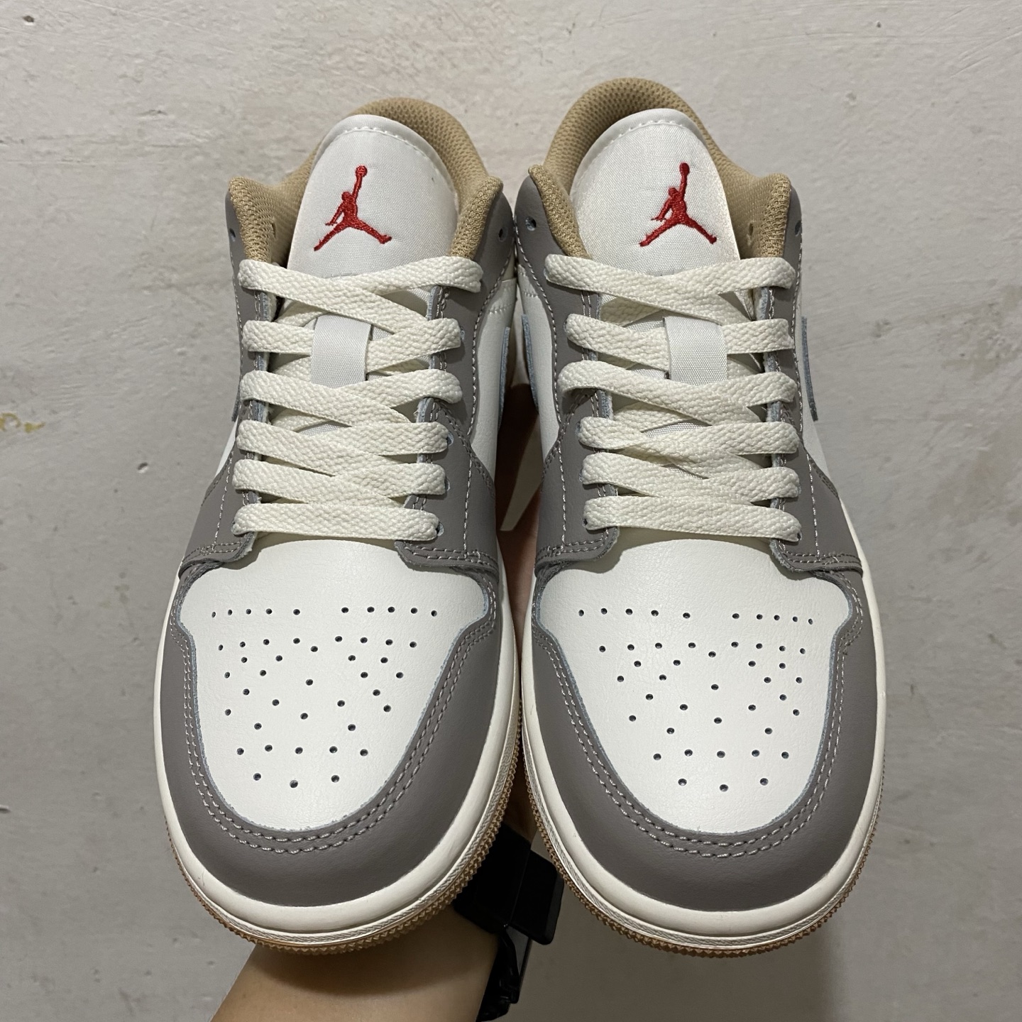  AJ1Mid 低帮 米灰！
市售最强底帮！天花板品质！
市面唯一正确版本 全鞋正品原材料 
尺码36-
