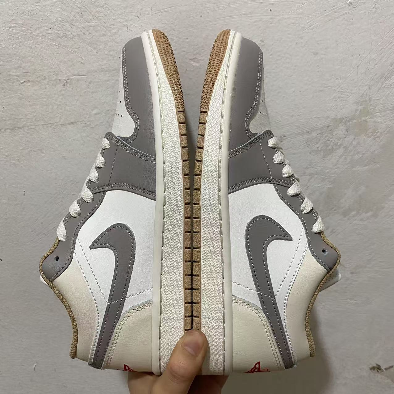  AJ1Mid 低帮 米灰！
市售最强底帮！天花板品质！
市面唯一正确版本 全鞋正品原材料 
尺码36-