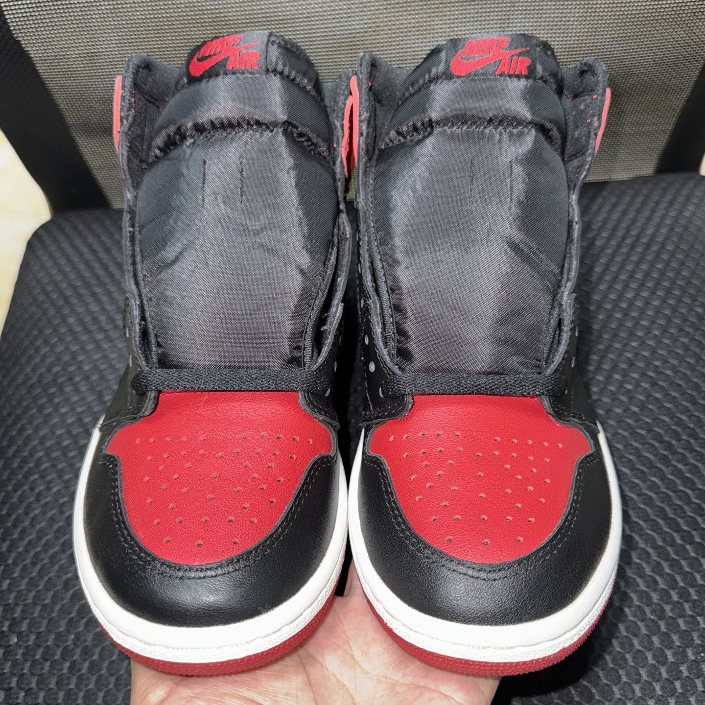 aj1亲友限定黑红禁穿大闪电 尺码45少量 SAMPLE 标 材料都是原厂出的，实物图片见分晓 东西自穿