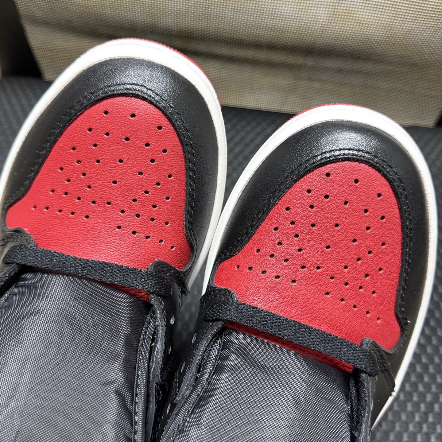 aj1亲友限定黑红禁穿大闪电 尺码45少量 SAMPLE 标 材料都是原厂出的，实物图片见分晓 东西自穿