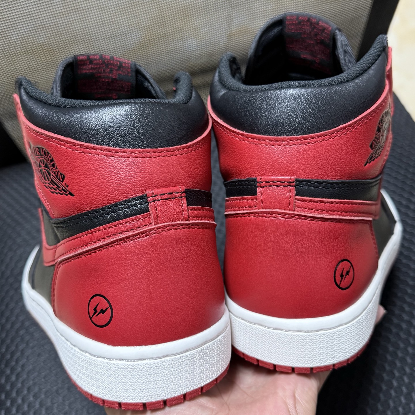 aj1亲友限定黑红禁穿大闪电 尺码45少量 SAMPLE 标 材料都是原厂出的，实物图片见分晓 东西自穿