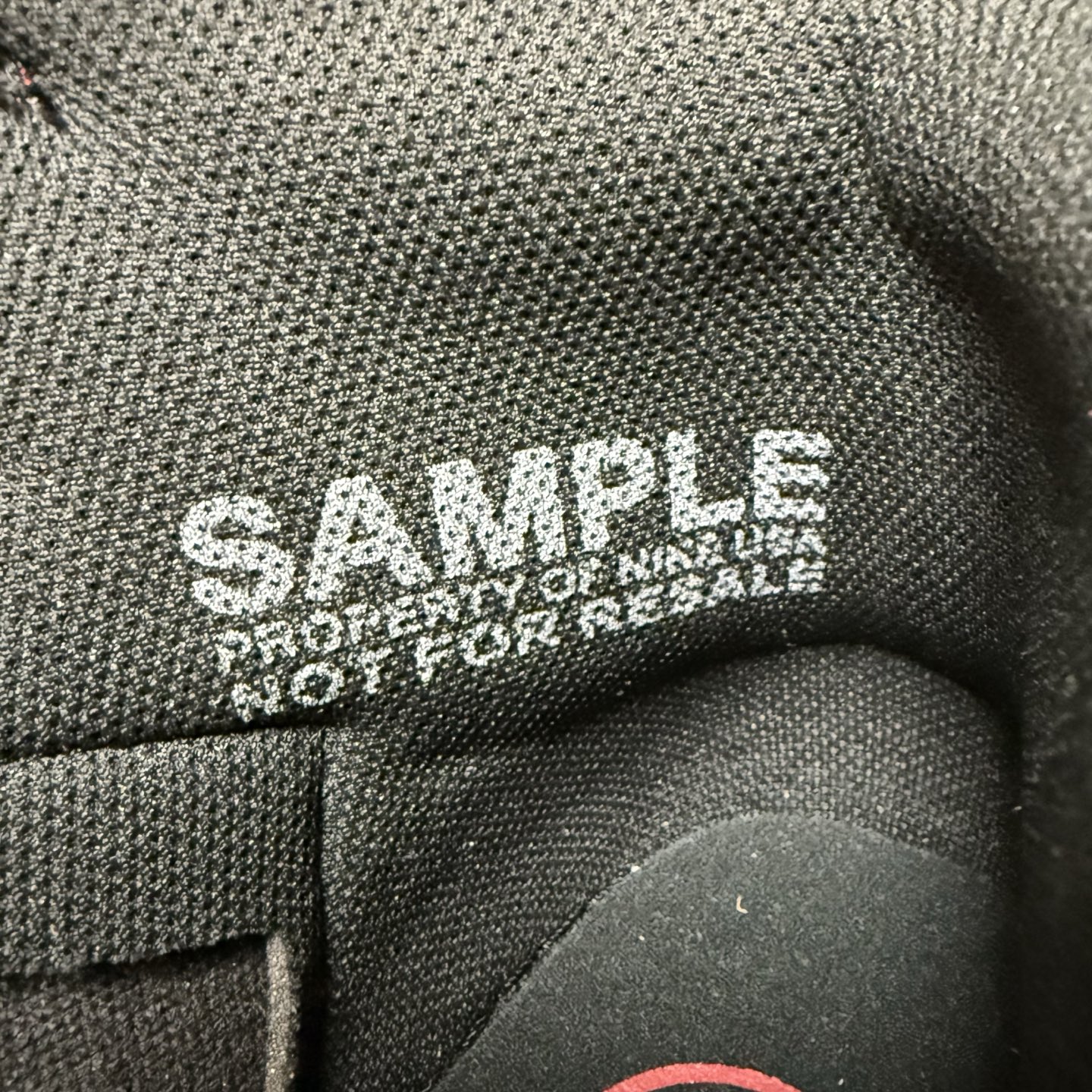 aj1亲友限定黑红禁穿大闪电 尺码45少量 SAMPLE 标 材料都是原厂出的，实物图片见分晓 东西自穿