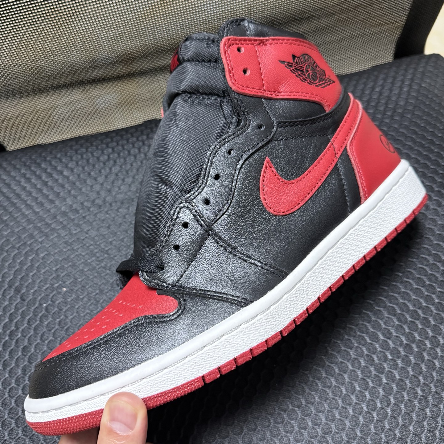 aj1亲友限定黑红禁穿大闪电 尺码45少量 SAMPLE 标 材料都是原厂出的，实物图片见分晓 东西自穿