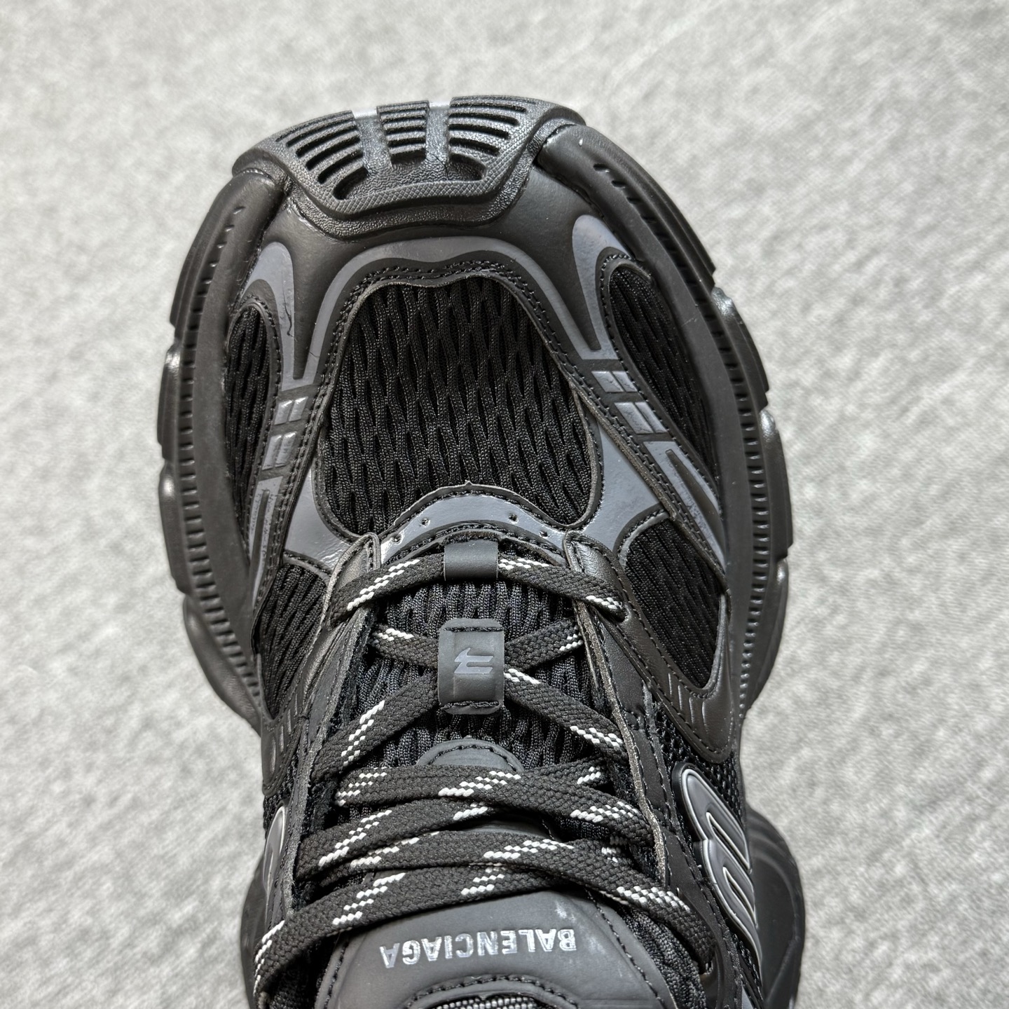 ♨️♨️重磅特价 双十一重磅特价！市场知名版本 巴黎世家10XL 没有华丽文案说词，只有实打实的价格回馈