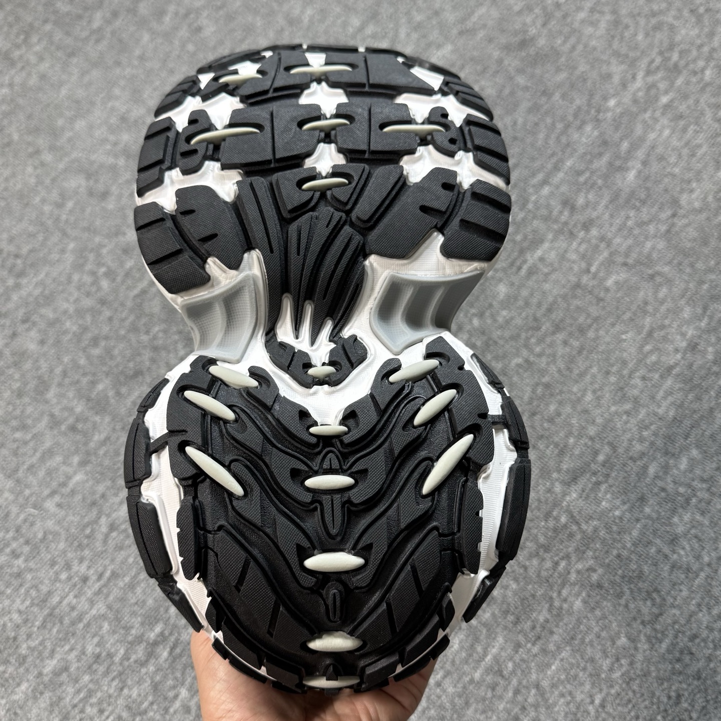 重磅特价双十一重磅特价！市场知名版本 巴黎世家10XL 没有华丽文案说词，只有实打实的价格回馈！尺码35