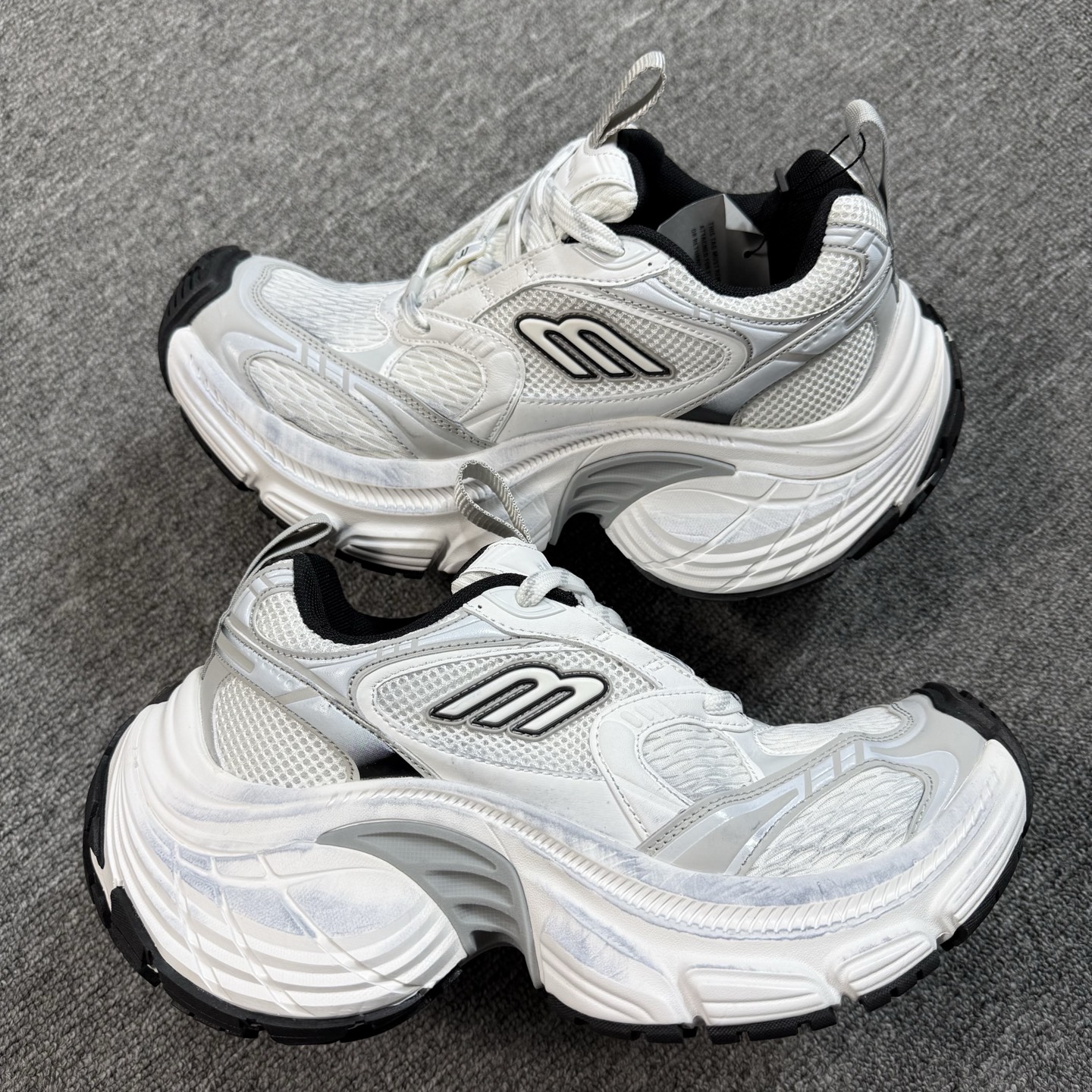 重磅特价双十一重磅特价！市场知名版本 巴黎世家10XL 没有华丽文案说词，只有实打实的价格回馈！尺码35