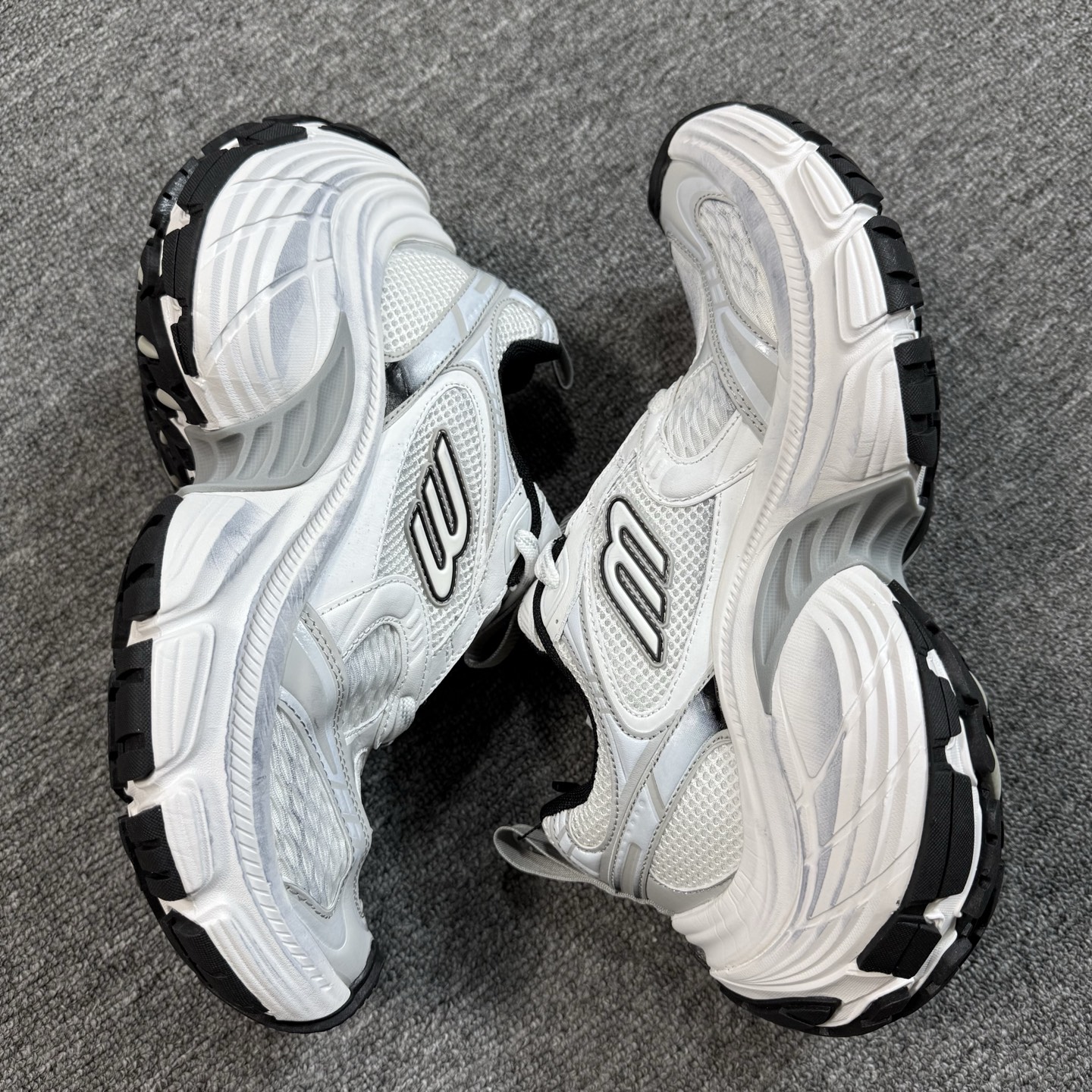 重磅特价双十一重磅特价！市场知名版本 巴黎世家10XL 没有华丽文案说词，只有实打实的价格回馈！尺码35