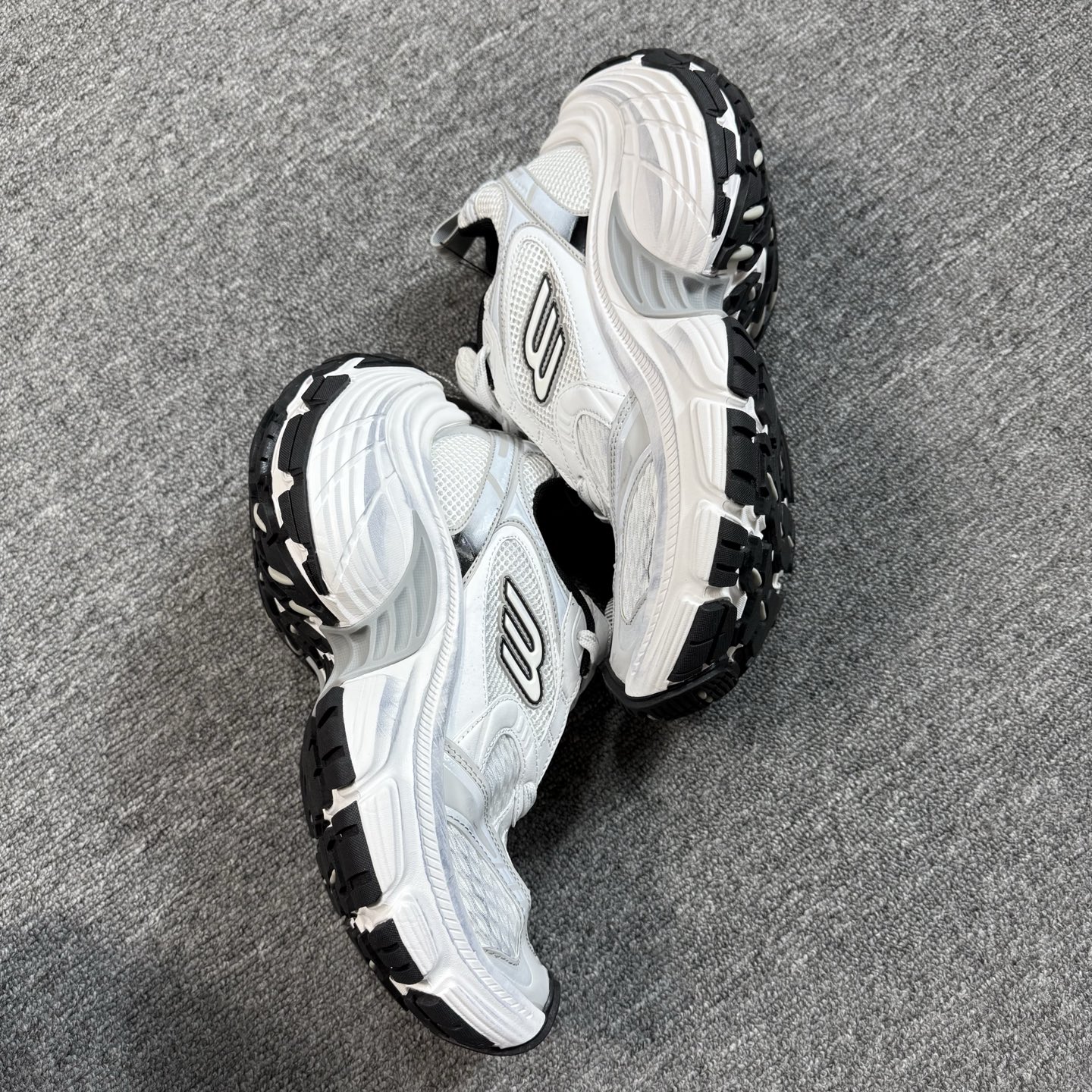 重磅特价双十一重磅特价！市场知名版本 巴黎世家10XL 没有华丽文案说词，只有实打实的价格回馈！尺码35