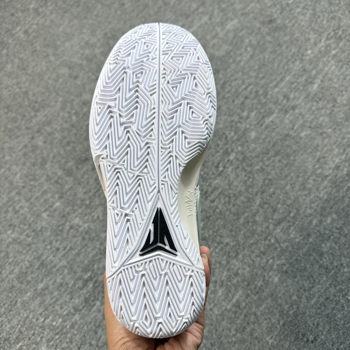 ♨️ 双十一重磅特价 市场知名版本 莫兰特 篮球鞋 白灰黑！尺码40-47齐，♨️偏小0.5-1个尺码！