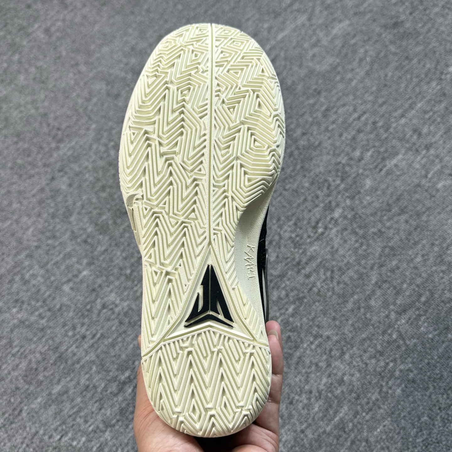 ♨️ 双十一重磅特价 市场知名版本 莫兰特 篮球鞋 黑白！尺码39-47齐，♨️偏小0.5-1个尺码！货