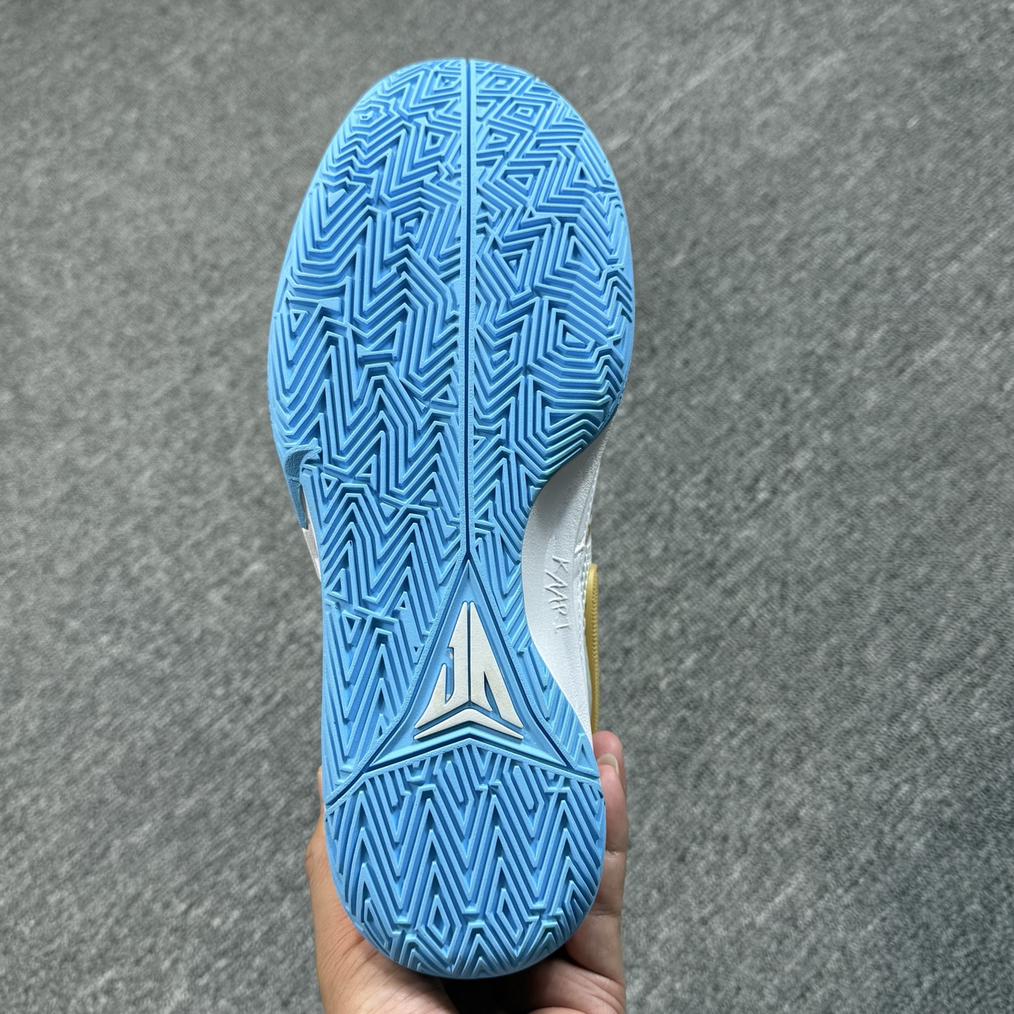 ♨️ 双十一重磅特价 市场知名版本 莫兰特 篮球鞋 白金！尺码40-47齐，♨️偏小0.5-1个尺码！货