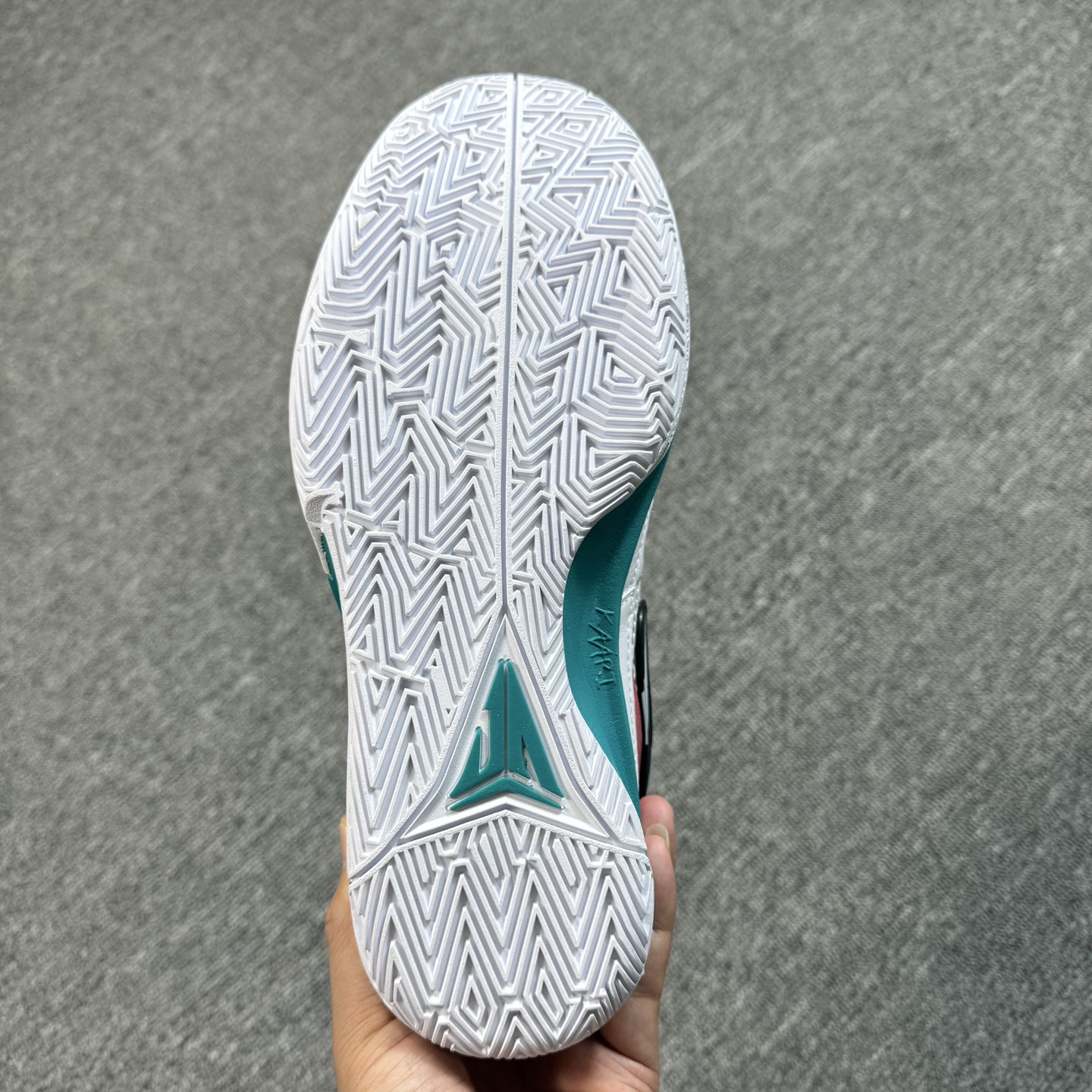 ♨️ 双十一重磅特价 市场知名版本 莫兰特 篮球鞋 白蓝红！尺码40-47齐，♨️偏小0.5-1个尺码！