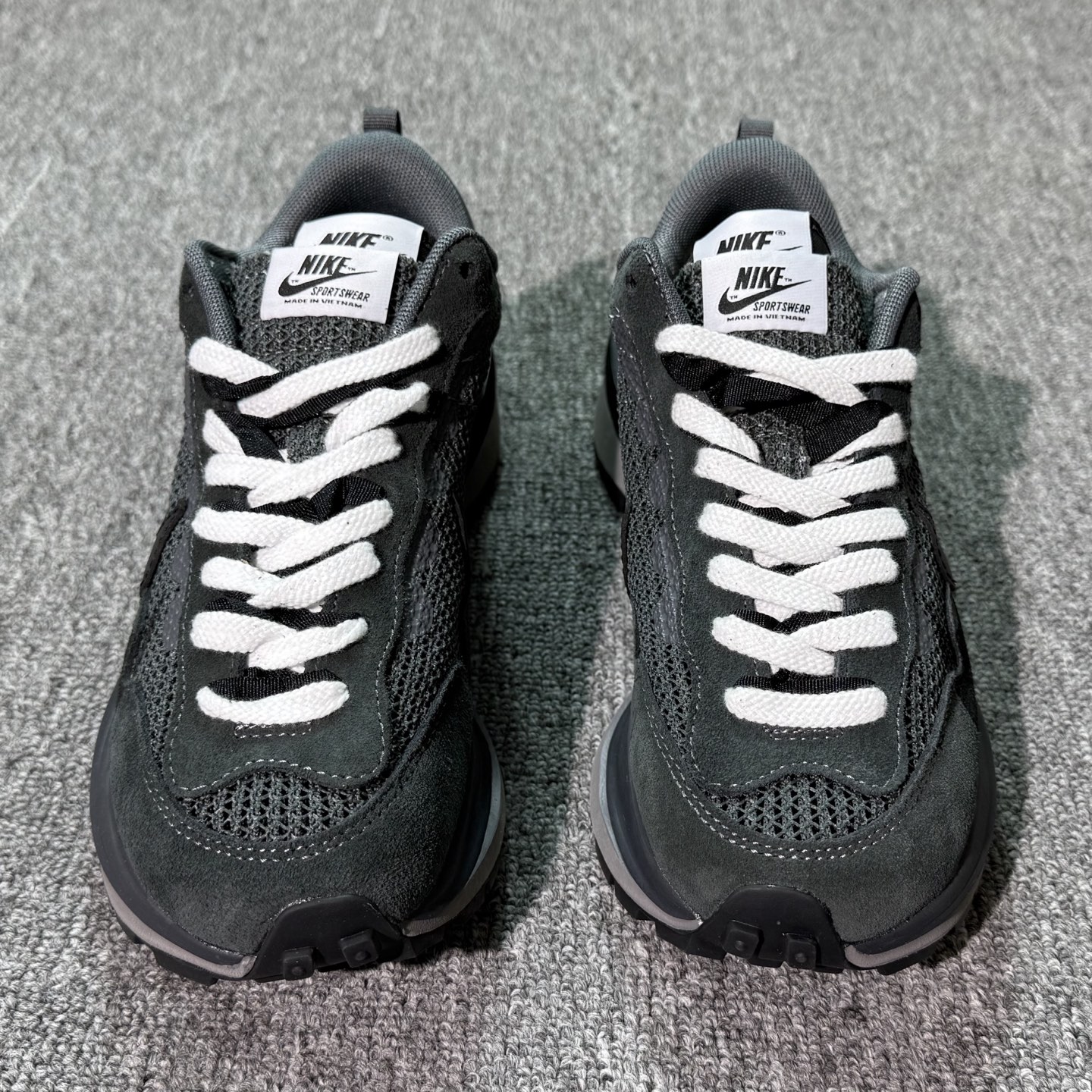 ♨️特价！神版Sacai 灰黑！货号CV1363-105！市场数一数二的顶级货，把握手速老铁，批件起客户