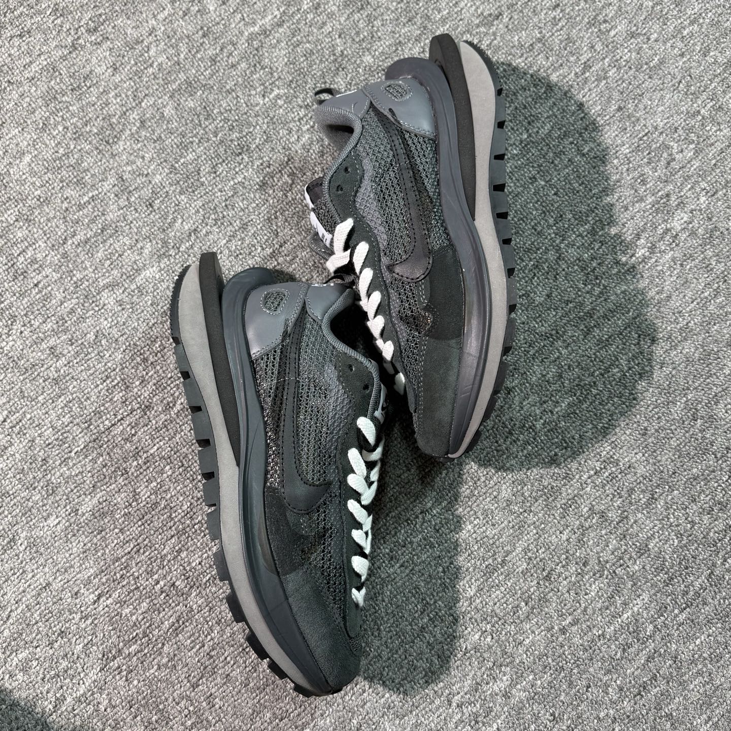 ♨️特价！神版Sacai 灰黑！货号CV1363-105！市场数一数二的顶级货，把握手速老铁，批件起客户