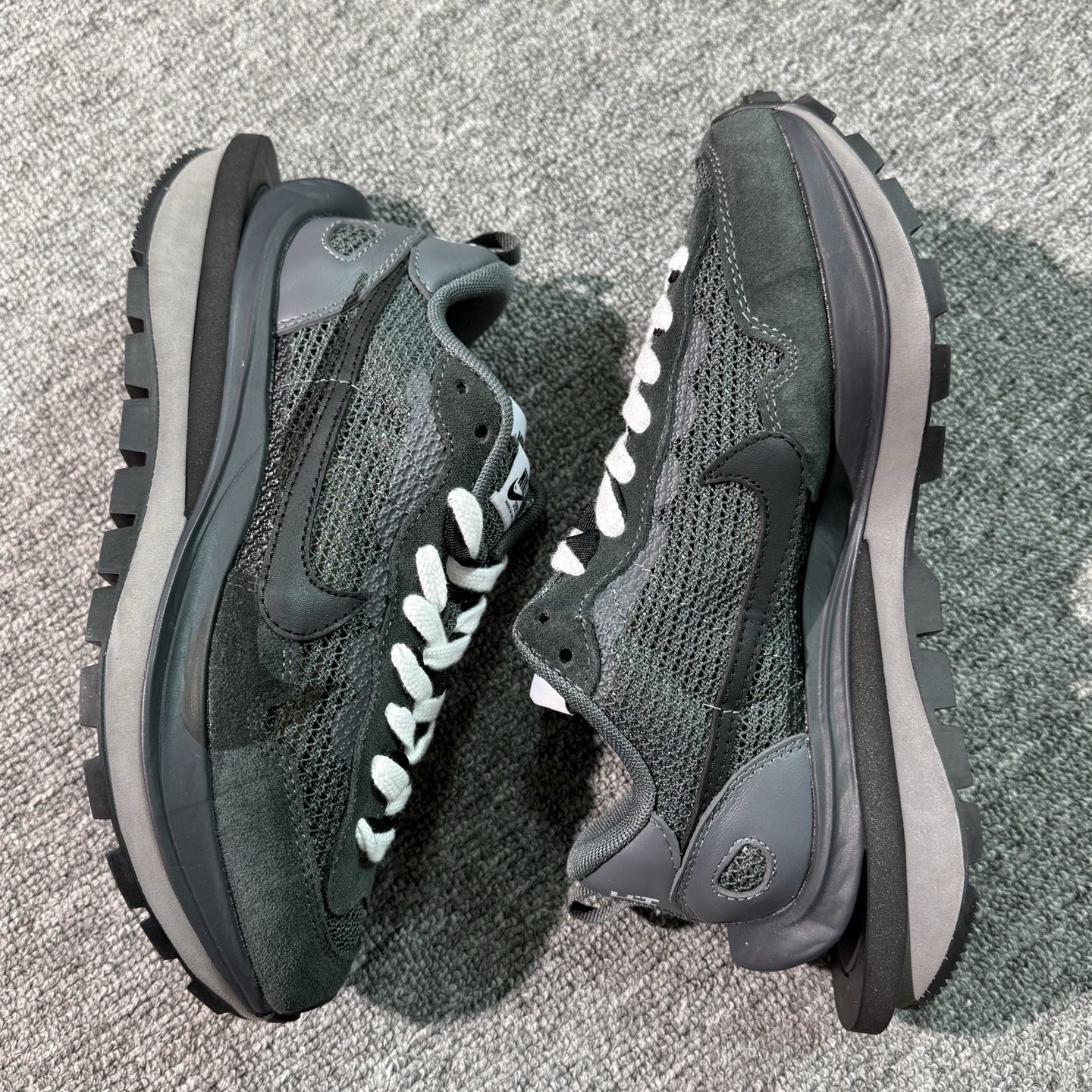 ♨️特价！神版Sacai 灰黑！货号CV1363-105！市场数一数二的顶级货，把握手速老铁，批件起客户