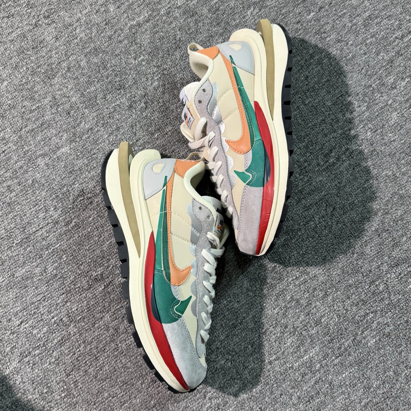 ♨️特价！神版Sacai 绿红！货号DD1875-107！市场数一数二的顶级货，把握手速老铁，批件起客户