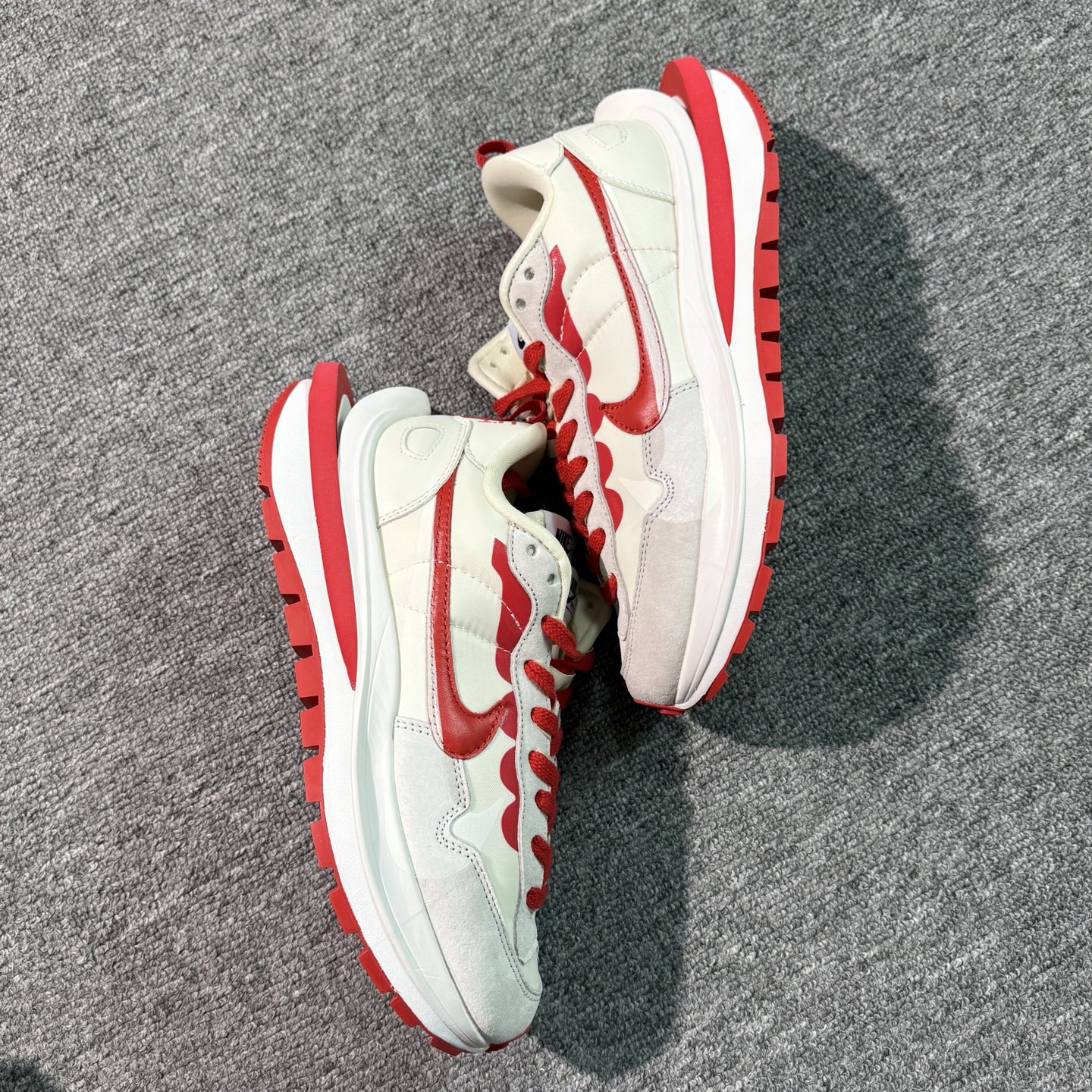 ♨️特价！神版Sacai 白红！货号DD1875-110！市场数一数二的顶级货，把握手速老铁，批件起客户