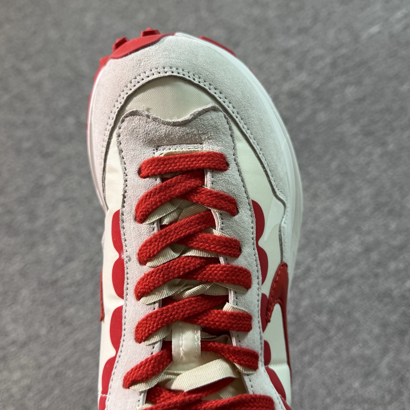 ♨️特价！神版Sacai 白红！货号DD1875-110！市场数一数二的顶级货，把握手速老铁，批件起客户