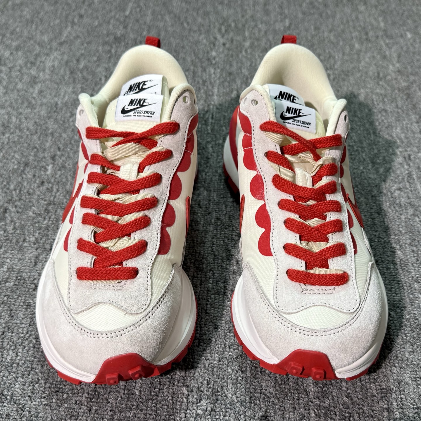 ♨️特价！神版Sacai 白红！货号DD1875-110！市场数一数二的顶级货，把握手速老铁，批件起客户