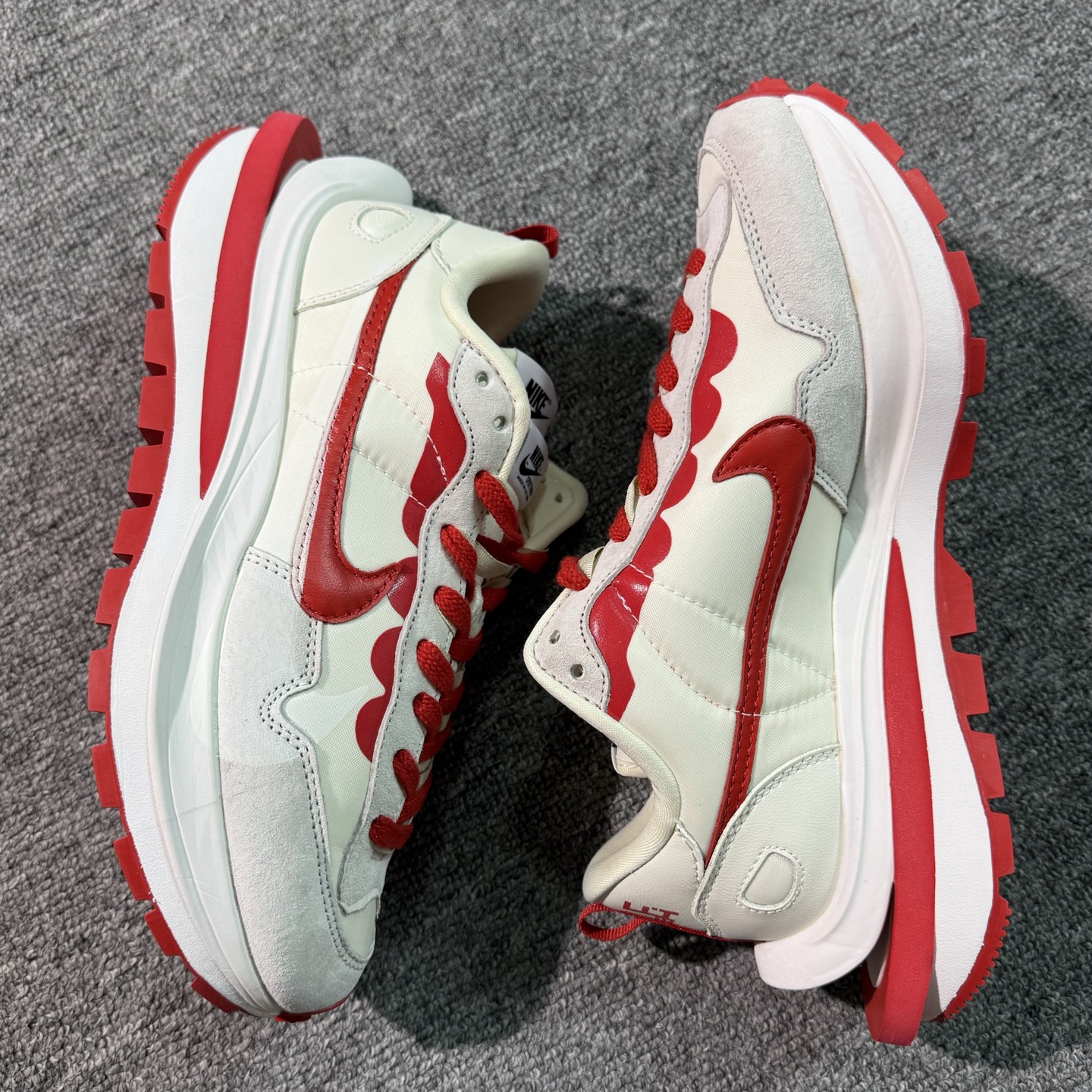 ♨️特价！神版Sacai 白红！货号DD1875-110！市场数一数二的顶级货，把握手速老铁，批件起客户