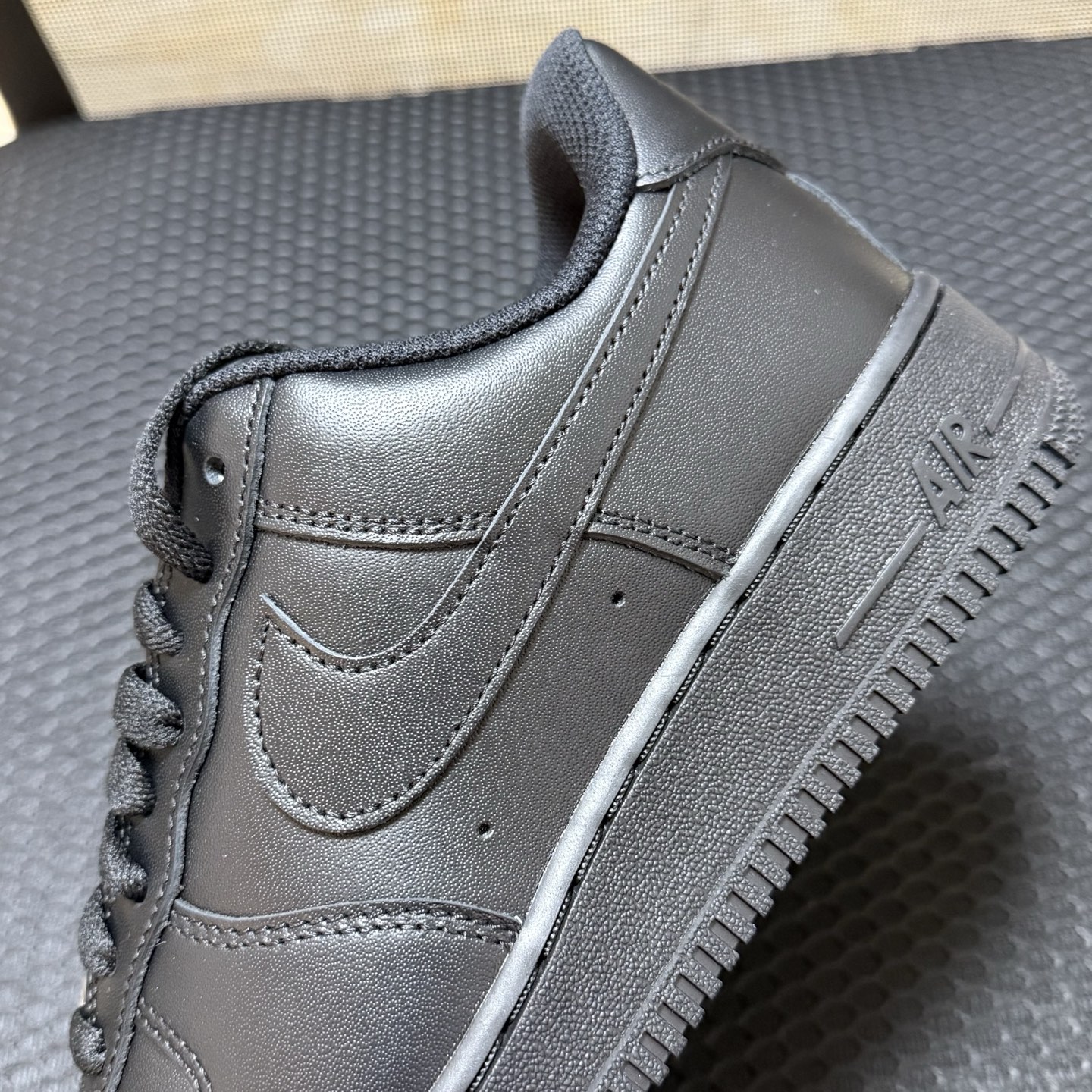 ♨️ 空军纯黑低帮 ♨️头层版！尺码36-46全码齐 承诺不是头层皮鞋子白送！市场难得有头层货特价的，喜