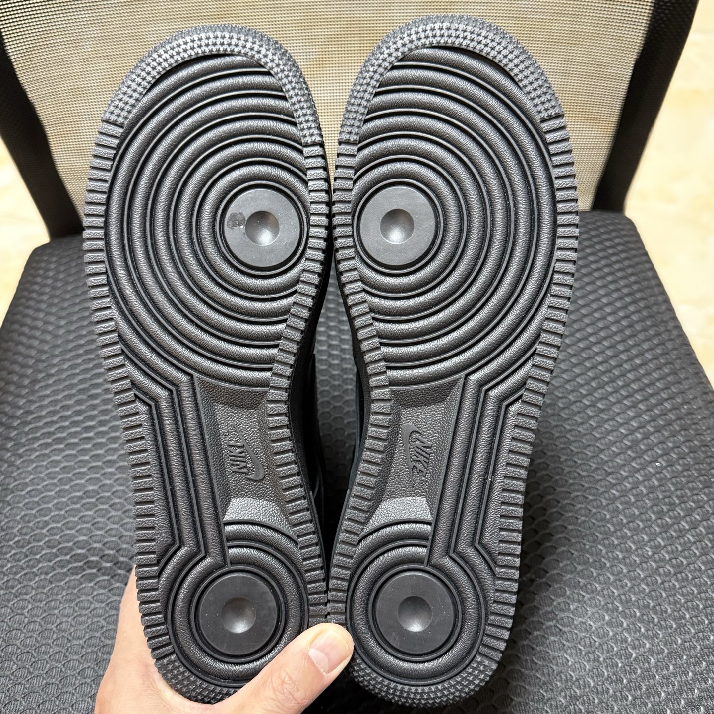 ♨️ 空军纯黑低帮 ♨️头层版！尺码36-46全码齐 承诺不是头层皮鞋子白送！市场难得有头层货特价的，喜