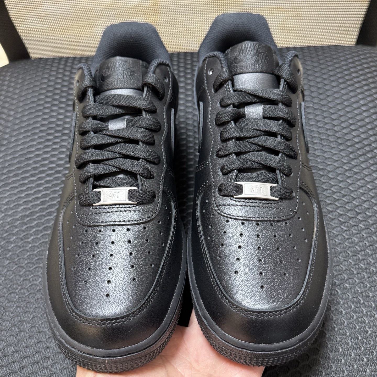 ♨️ 空军纯黑低帮 ♨️头层版！尺码36-46全码齐 承诺不是头层皮鞋子白送！市场难得有头层货特价的，喜