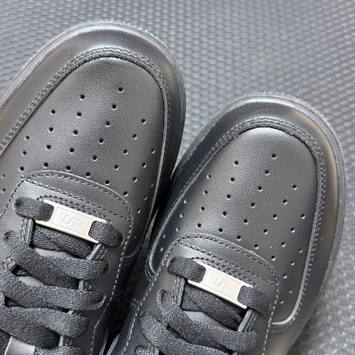♨️ 空军纯黑低帮 ♨️头层版！尺码36-46全码齐 承诺不是头层皮鞋子白送！市场难得有头层货特价的，喜