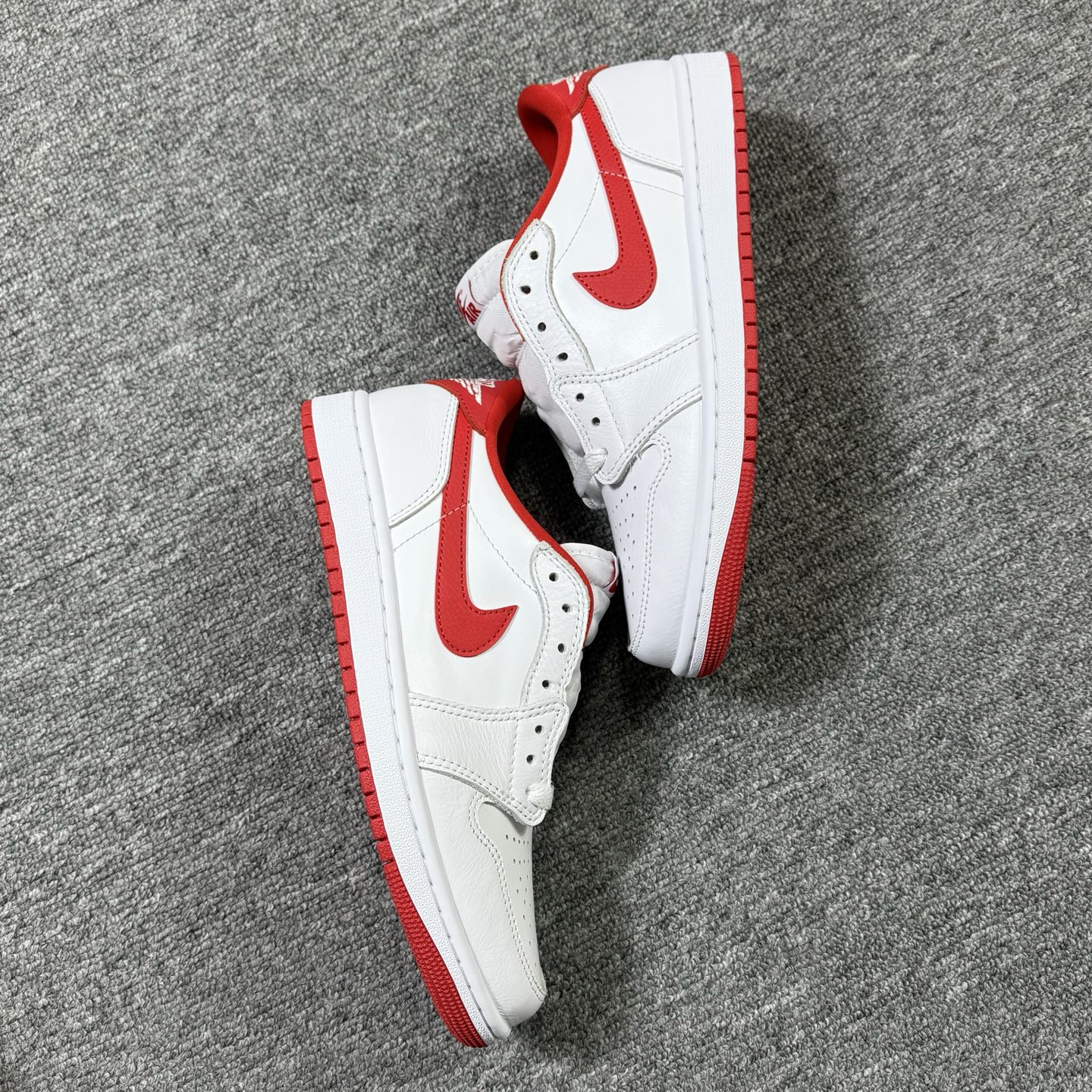♨️💰260
 绿X Stockx版本！
aj1低帮 OG "University Red" 白红！
尺码40-47.5全码出货！
货号CZ0790-161！