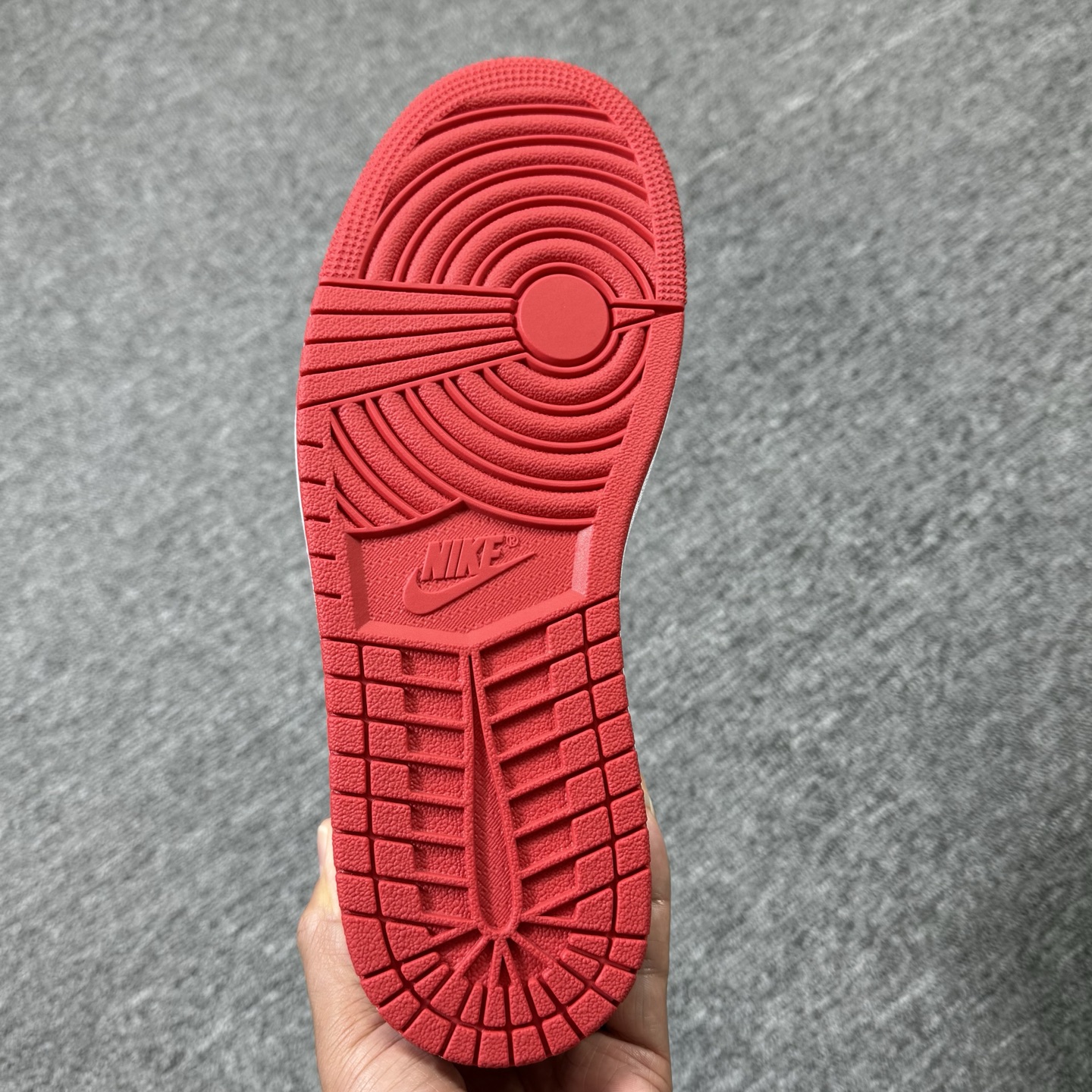 ♨️💰260
 绿X Stockx版本！
aj1低帮 OG "University Red" 白红！
尺码40-47.5全码出货！
货号CZ0790-161！