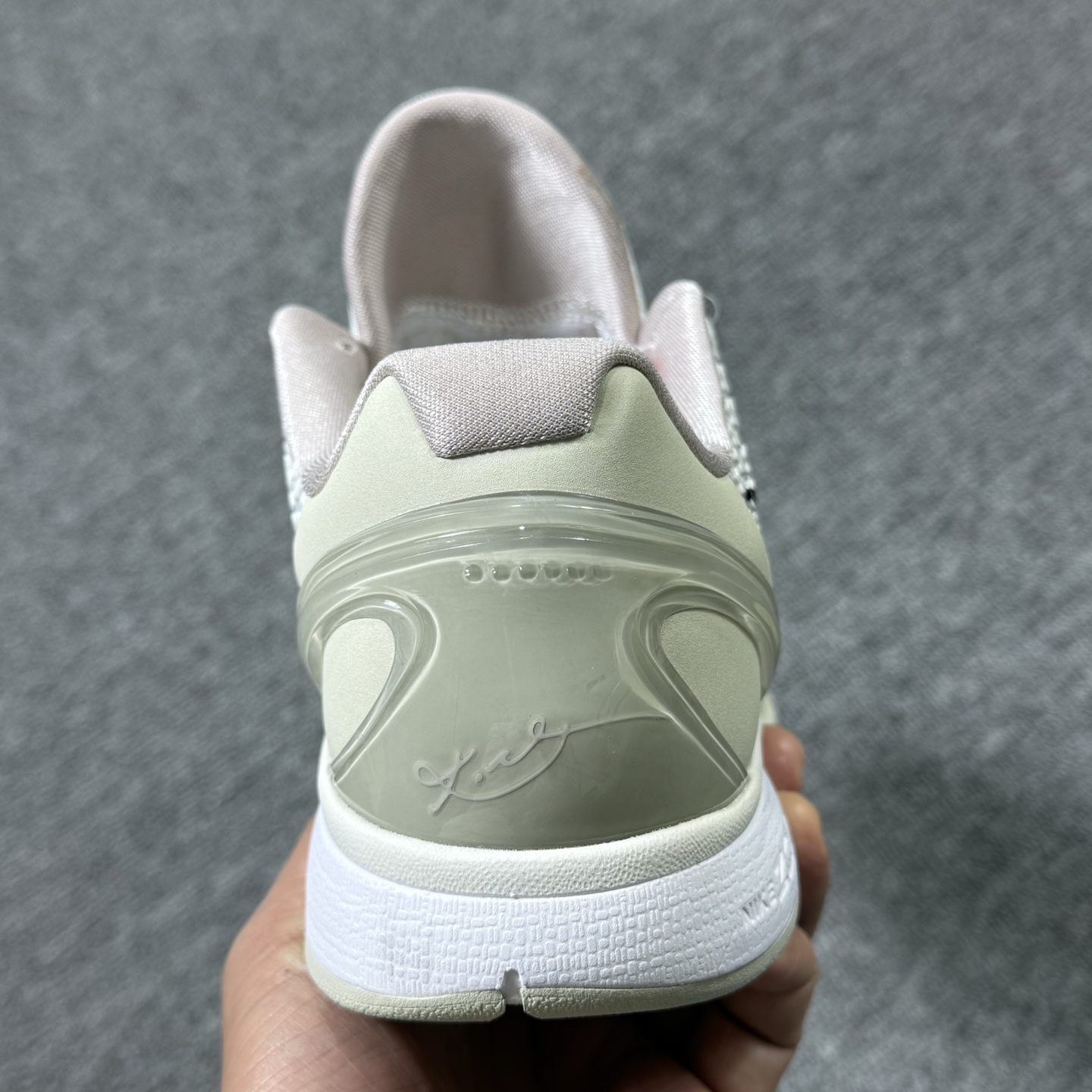 开年重磅福利🉐 市场知名顶级OWF版本！科比6奶白 尺码40-48.5全码齐 ♨️偏小1个尺码！售前 售