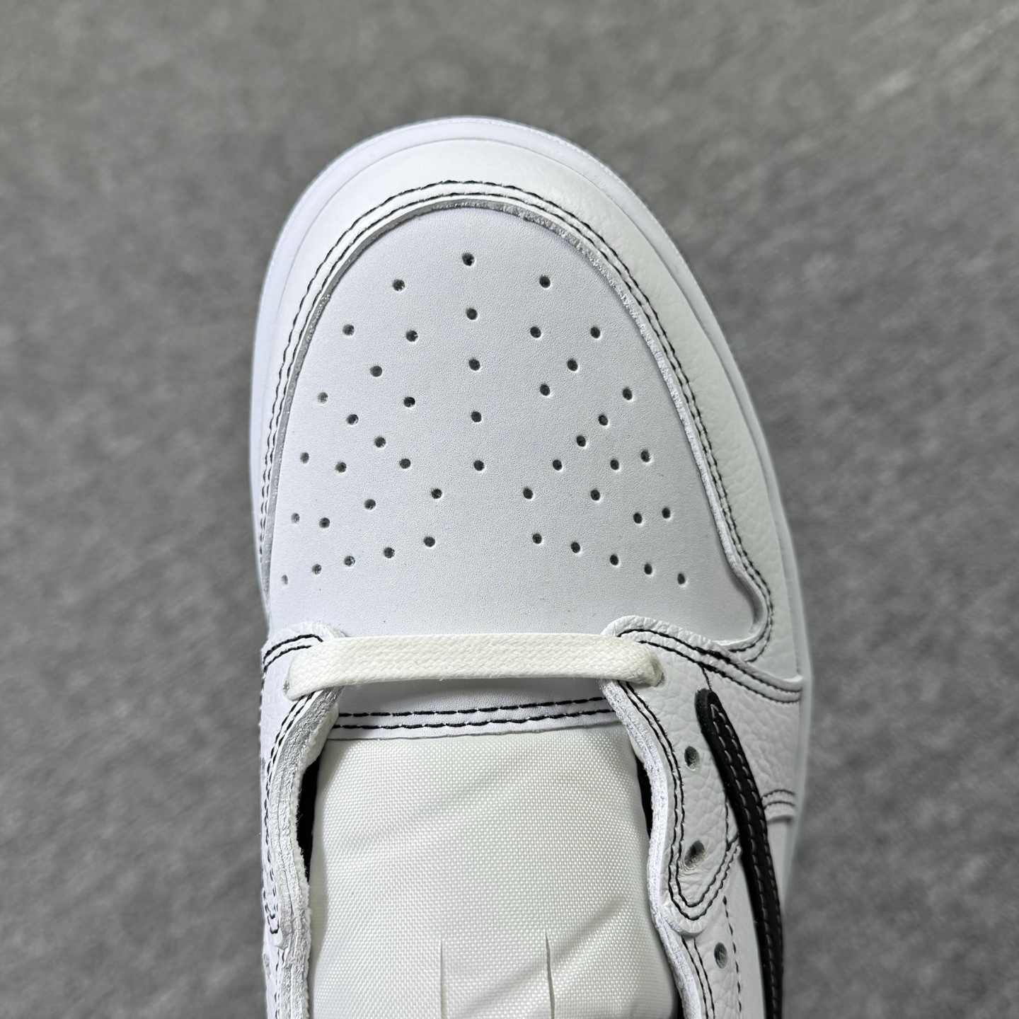 包邮！开年重磅福利 。高品质头层定制倒钩低帮！尺码40-47.5全码齐！编码AB6529！