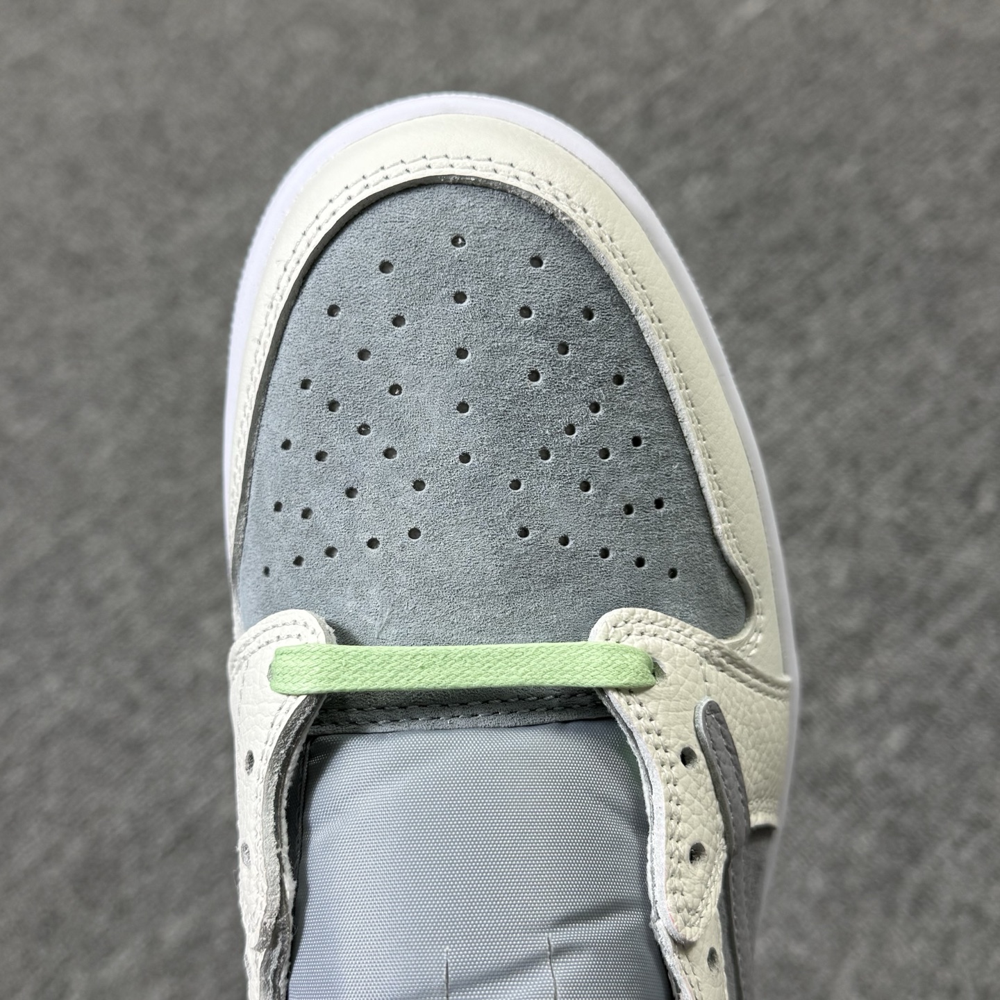 包邮！开年重磅福利 。高品质头层定制倒钩低帮！尺码40-47.5全码齐！编码AB6529！