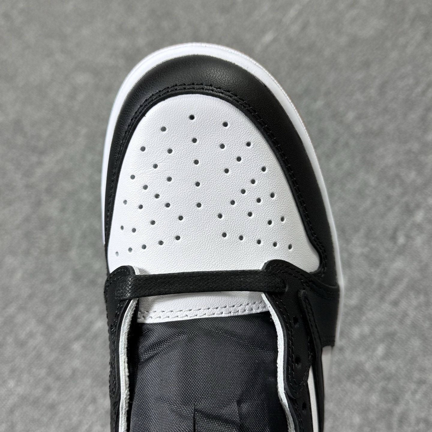 包邮！开年重磅福利 。高品质头层定制倒钩低帮！尺码40-47.5全码齐！编码AB6529！