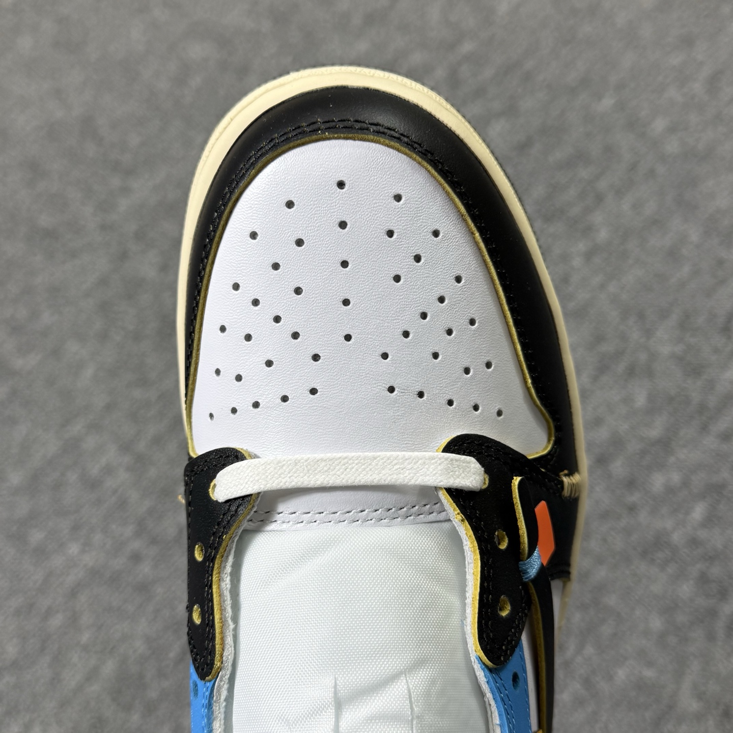 包邮！开年重磅福利 。高品质头层定制倒钩低帮！尺码40-47.5全码齐！编码AB6529！