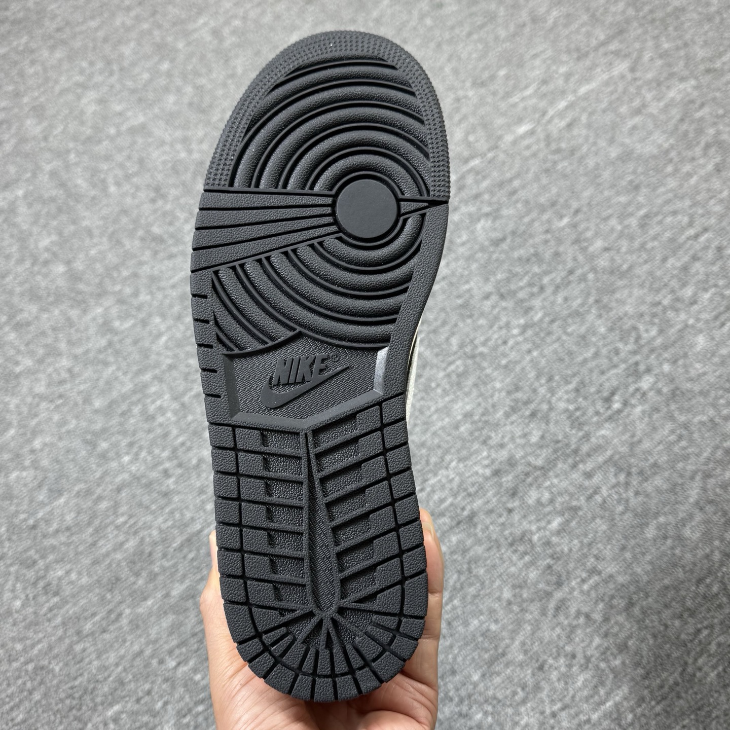 包邮！开年重磅福利 。高品质头层定制倒钩低帮！尺码40-47.5全码齐！编码AB6529！