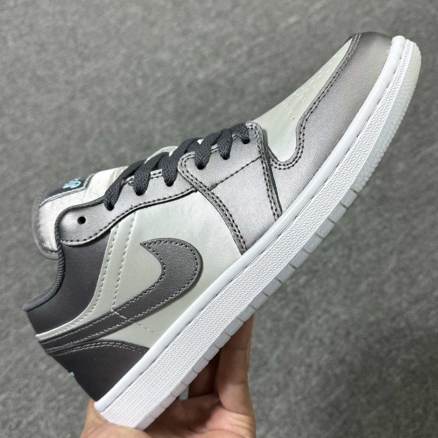 ♨️！ 东莞裁片版！aj1低帮银灰！尺码35.5-47.5全码出货，同品质，价位 市场的NO1存在✊货号