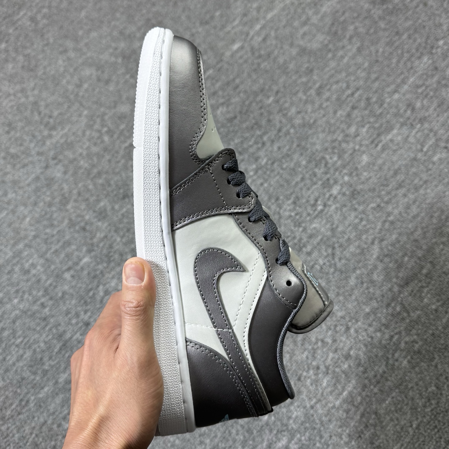 ♨️！ 东莞裁片版！aj1低帮银灰！尺码35.5-47.5全码出货，同品质，价位 市场的NO1存在✊货号