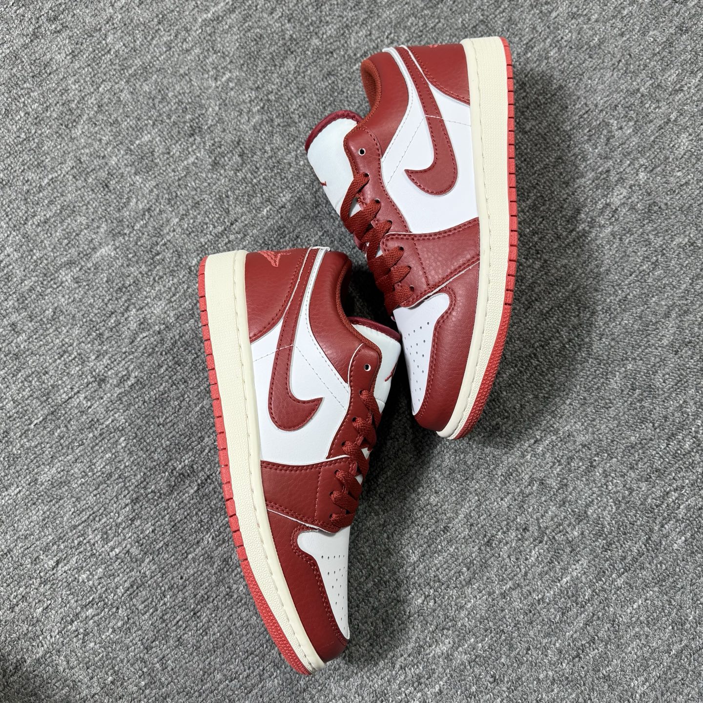 ♨️！ 东莞裁片版！aj1低帮白红！尺码35.5-47.5全码出货，同品质，价位 市场的NO1存在✊货号