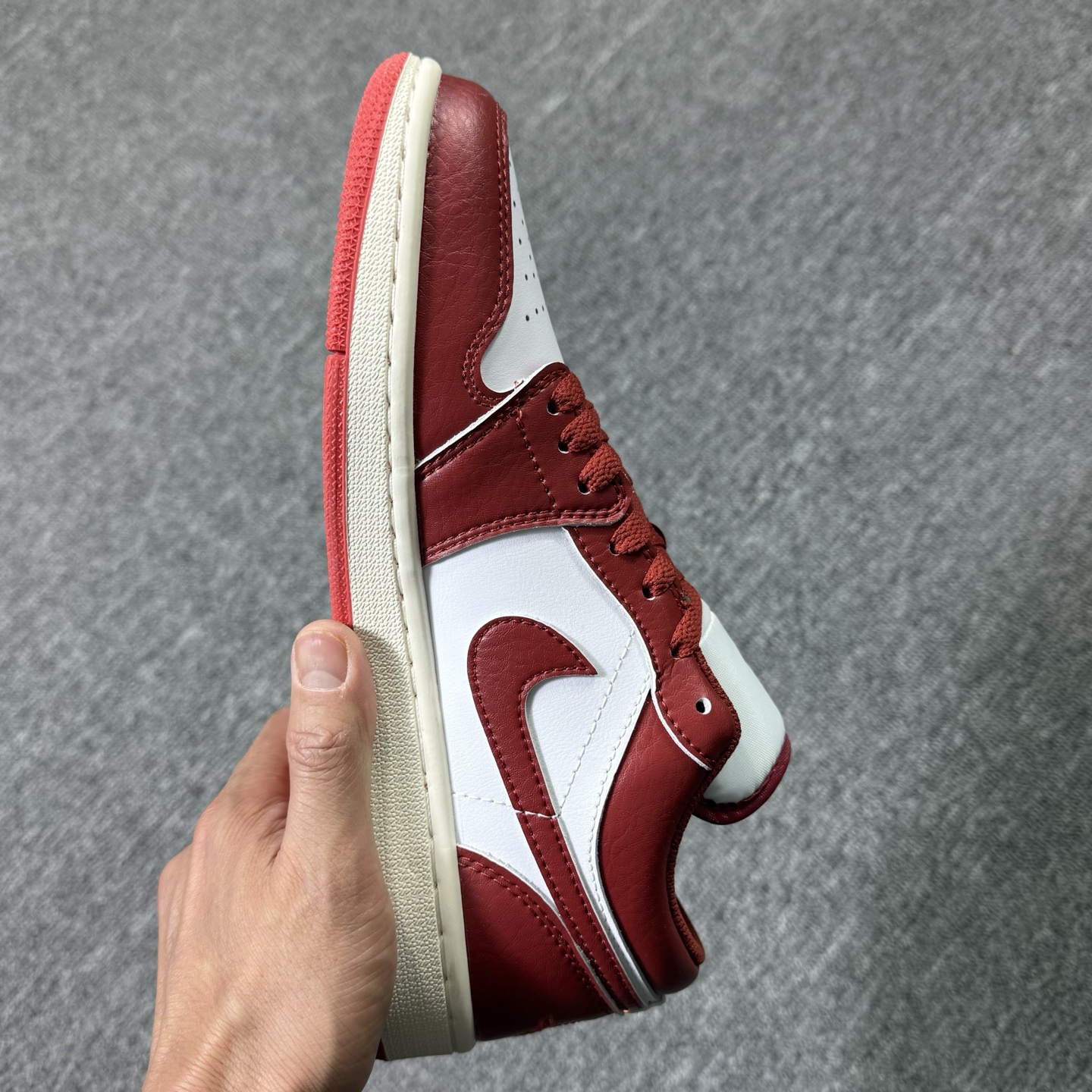 ♨️！ 东莞裁片版！aj1低帮白红！尺码35.5-47.5全码出货，同品质，价位 市场的NO1存在✊货号